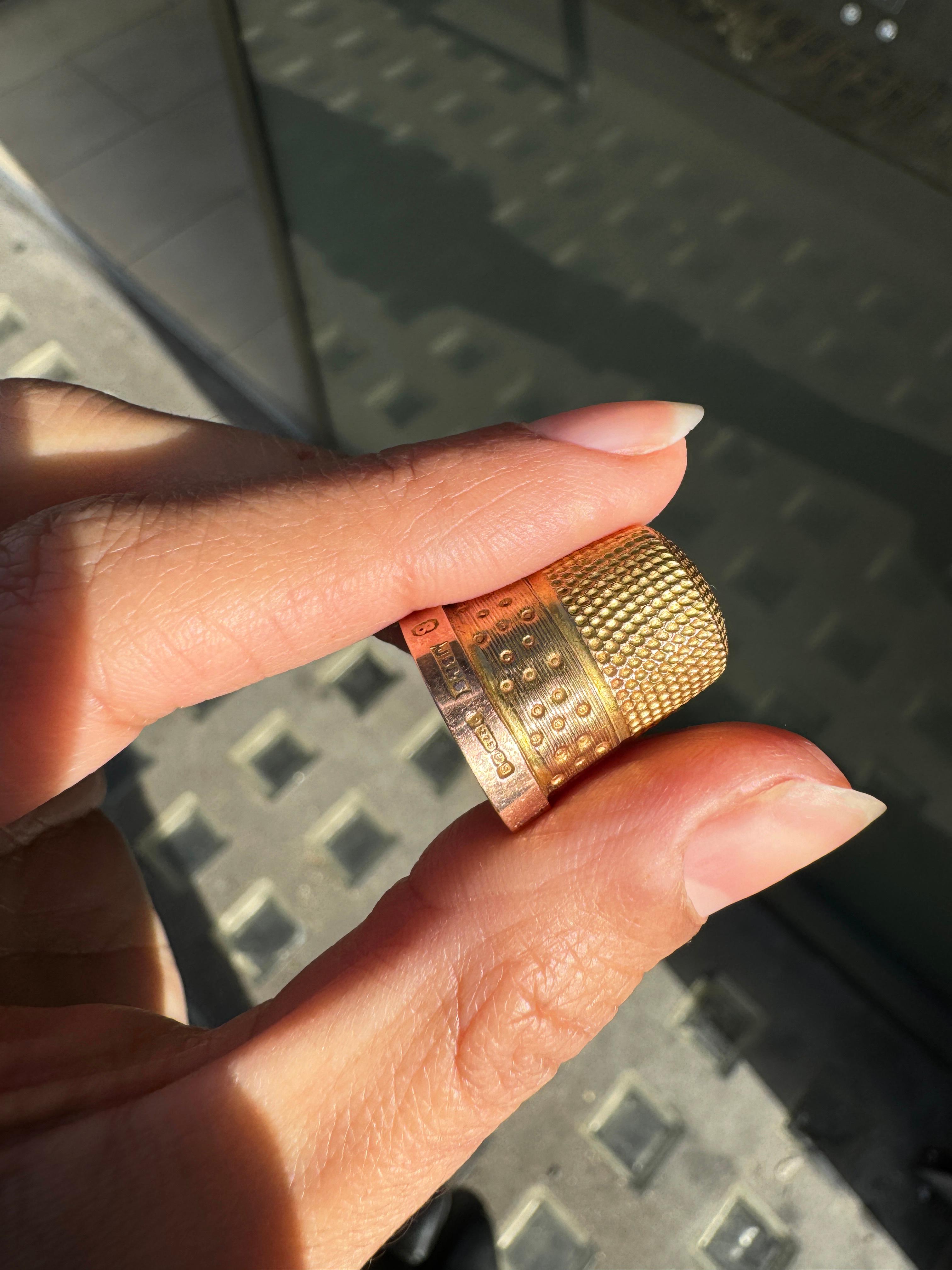 Antiker gravierter Thimble aus 9 Karat Roségold und Gelbgold, 1942 im Angebot 1