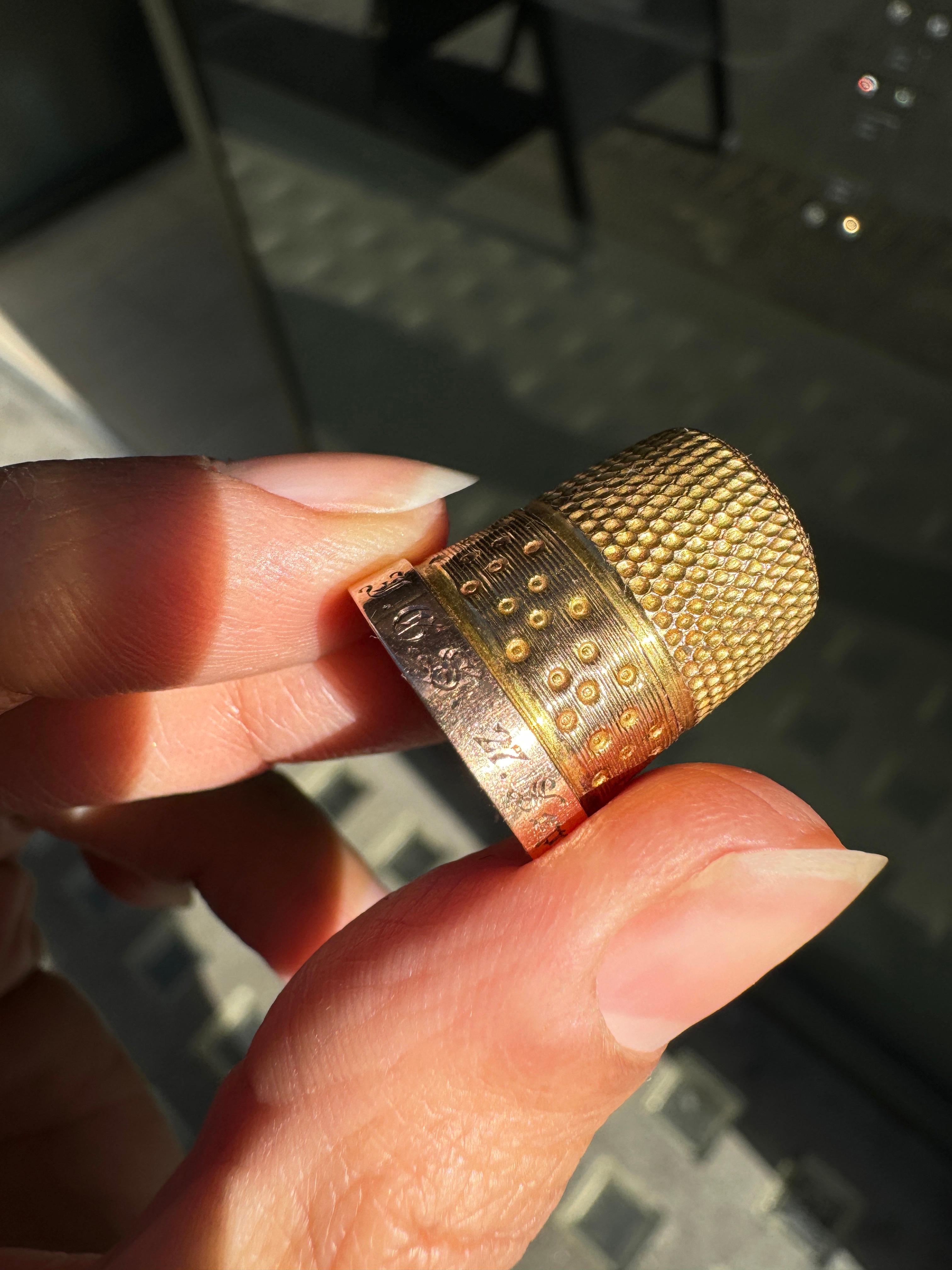Antiker gravierter Thimble aus 9 Karat Roségold und Gelbgold, 1942 im Angebot 2