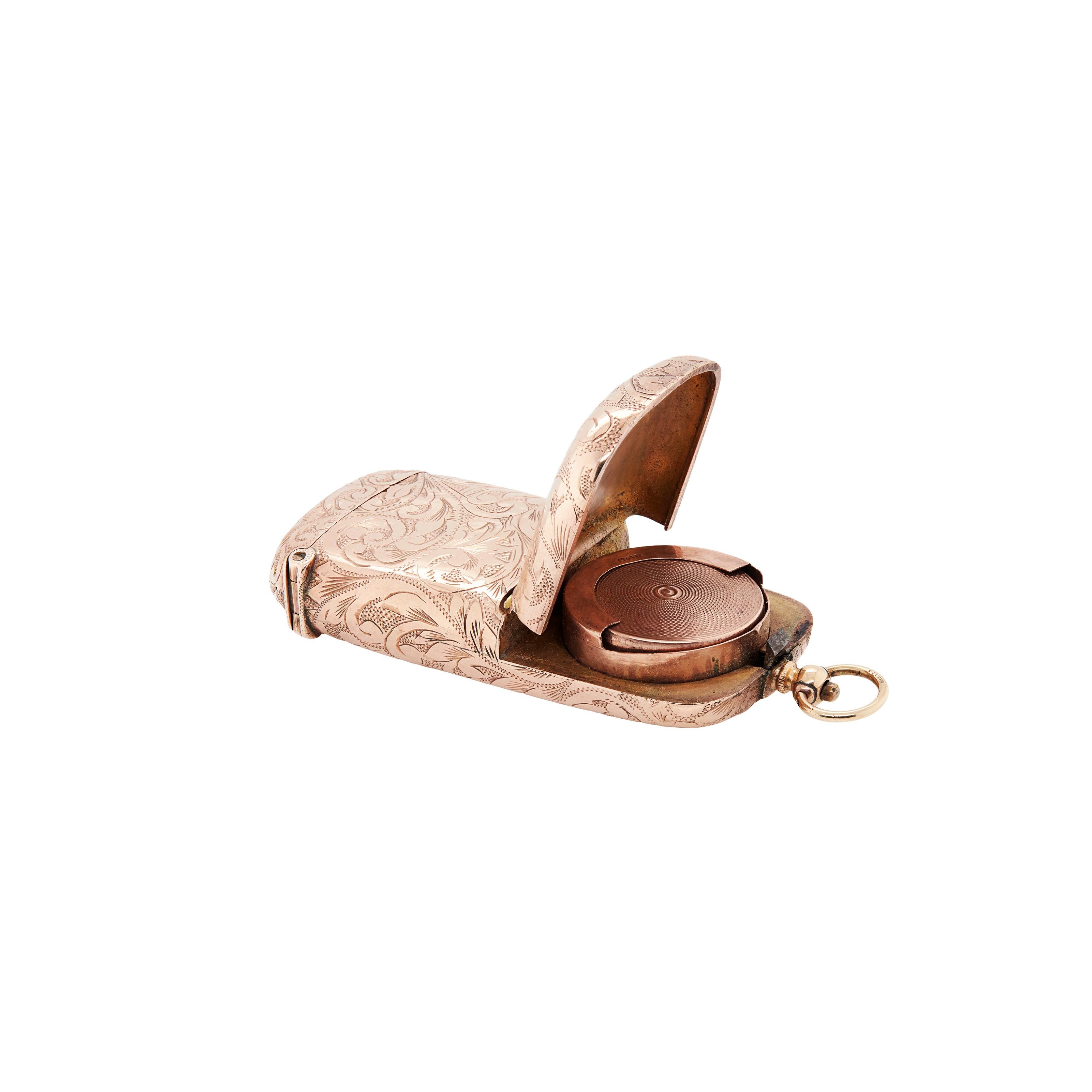 Te presentamos una auténtica pieza histórica, un auténtico estuche de vesta y monedero de soberano de la época victoriana tardía, bellamente elaborado en suave oro rosa de 9 quilates: una mezcla perfecta de practicidad y belleza atemporal.

Diseñada