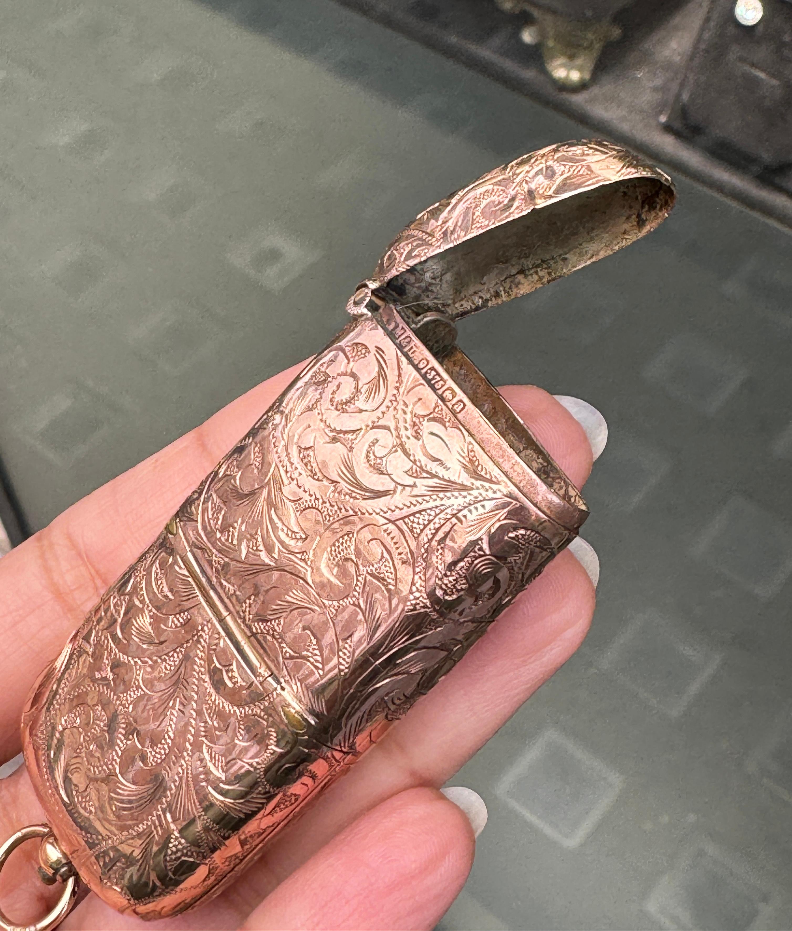Antiguo estuche grabado de Vesta y monedero soberano en oro rosa de 9 quilates, 1900 en venta 3
