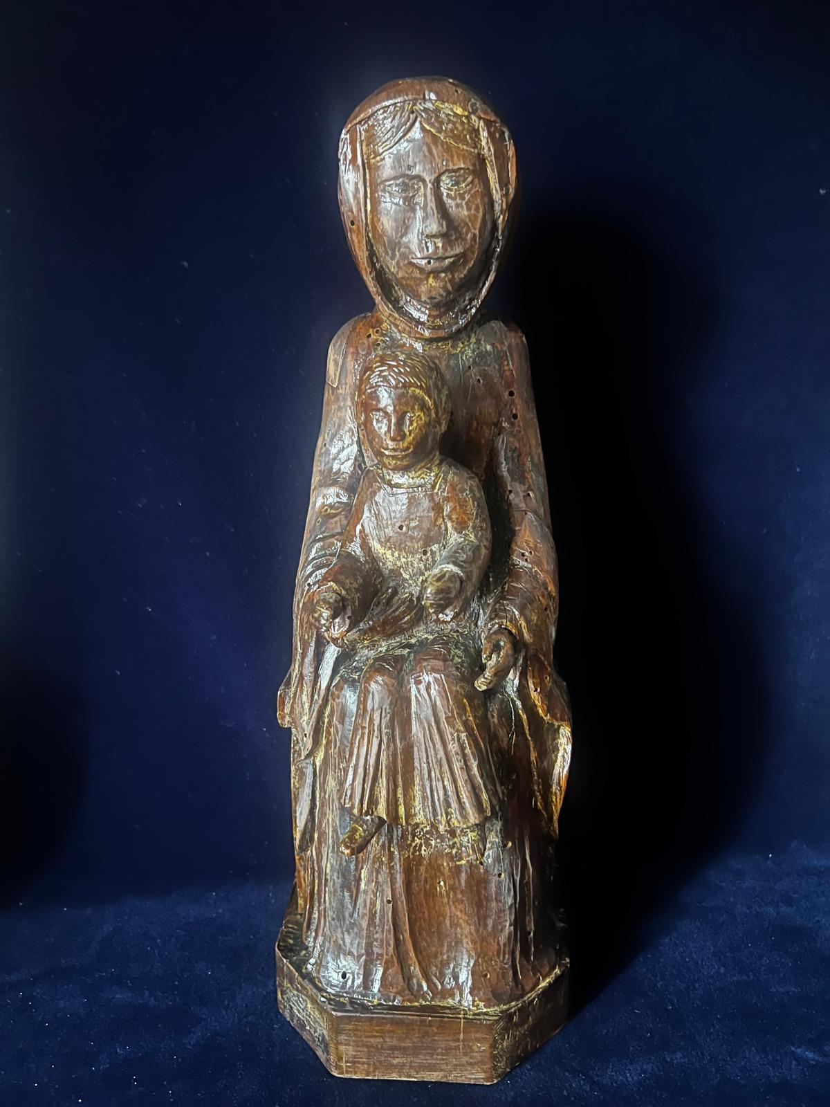 Esta extraordinaria pieza de museo Virgen María/Madonna entronizada con el niño en su regazo procede de la región francesa del Ródano. El santo símbolo y protector de Francia. Está muy bien conservado y en magníficas condiciones. La postura de la