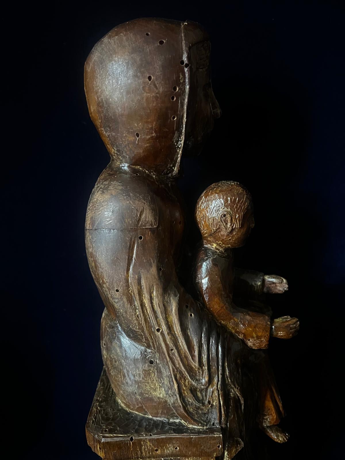 Antique French Romanesque 12th century Enthroned Madonna and Child Gótico en venta