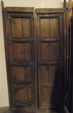 Antike Eingangstür aus braunem:: hellem Holz:: Originaleisen:: ethnisches Asien:: 1800