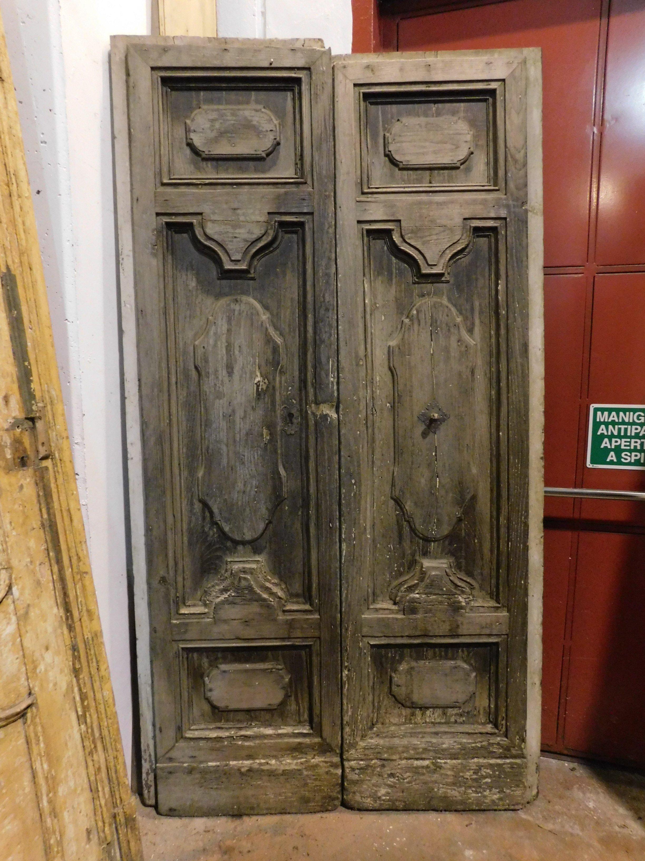 Ancient entrance door, main door, double wing, in chestnut carved with Baroque shapes, very old from the 18th century, from central Italy, all hand carved, great value and very fascinating. It opened with wall hinges and pushing, since it has a stop
