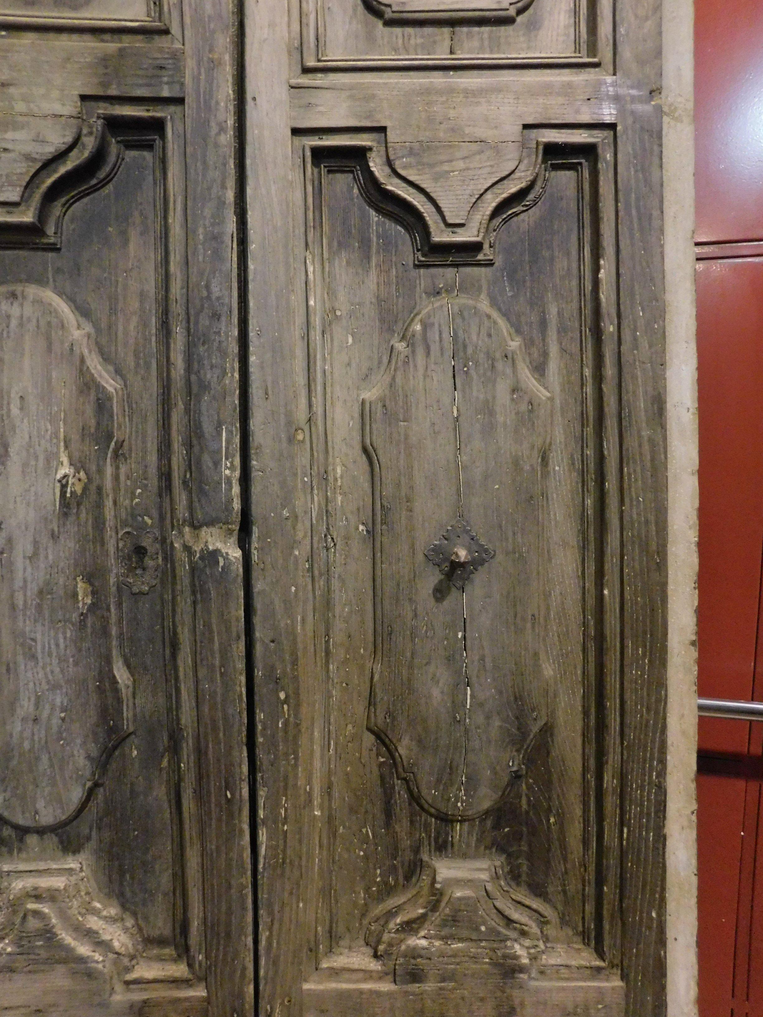 Antike Eingangstür, aus geschnitztem braunem Kastanienholz, zu restaurieren, 1700, Italien (Handgeschnitzt) im Angebot
