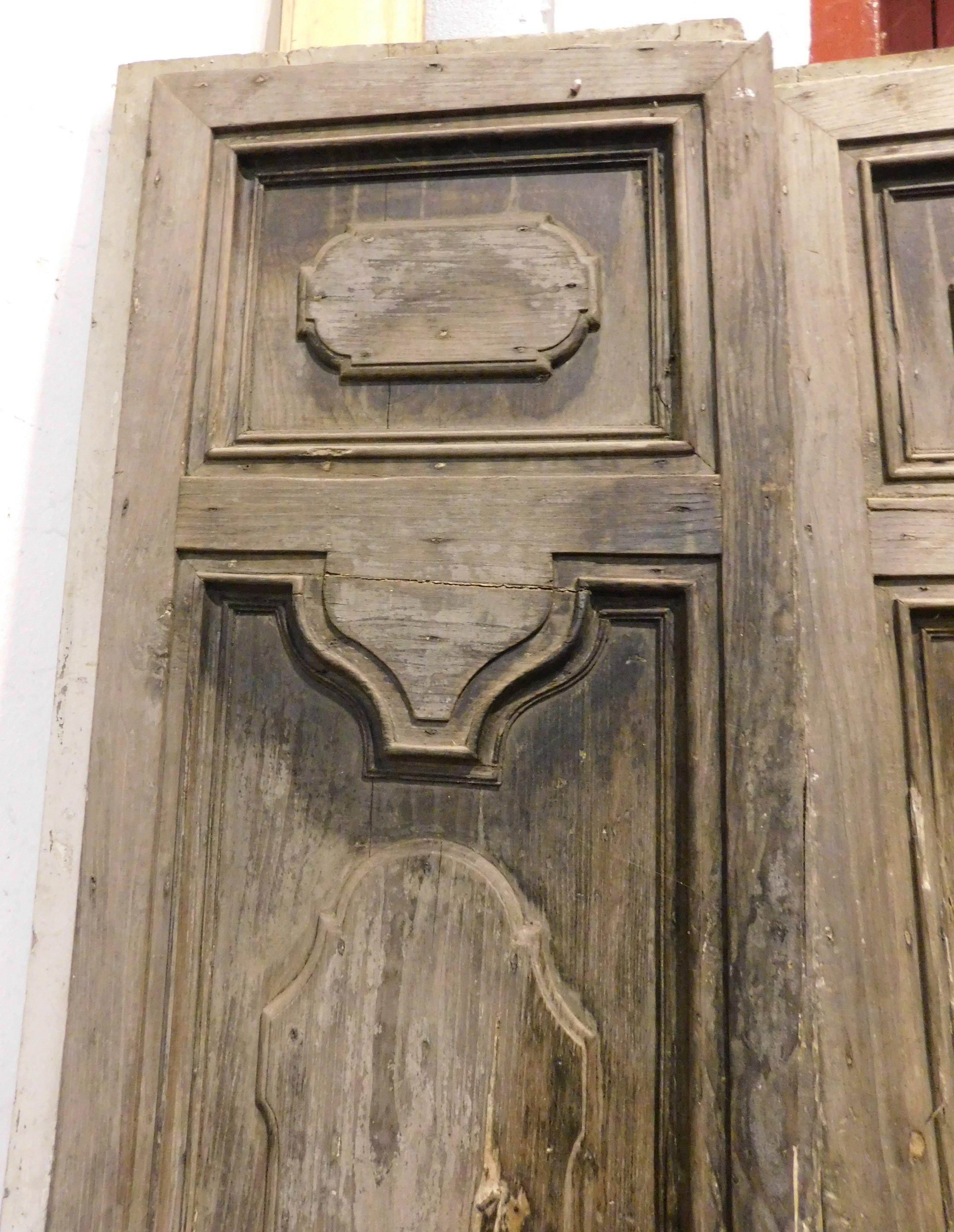 Antike Eingangstür, aus geschnitztem braunem Kastanienholz, zu restaurieren, 1700, Italien im Zustand „Gut“ im Angebot in Cuneo, Italy (CN)