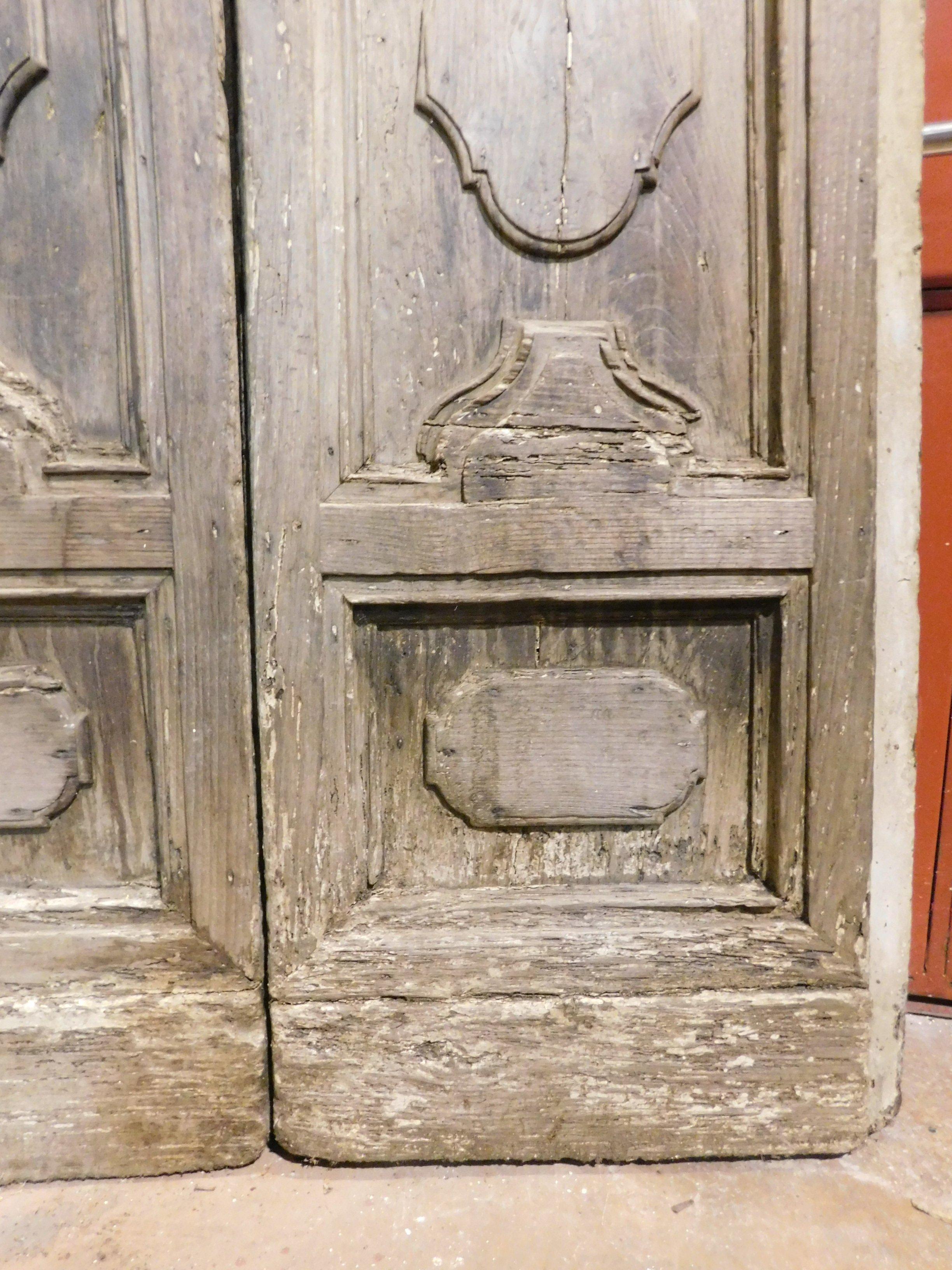 Antike Eingangstür, aus geschnitztem braunem Kastanienholz, zu restaurieren, 1700, Italien (18. Jahrhundert und früher) im Angebot