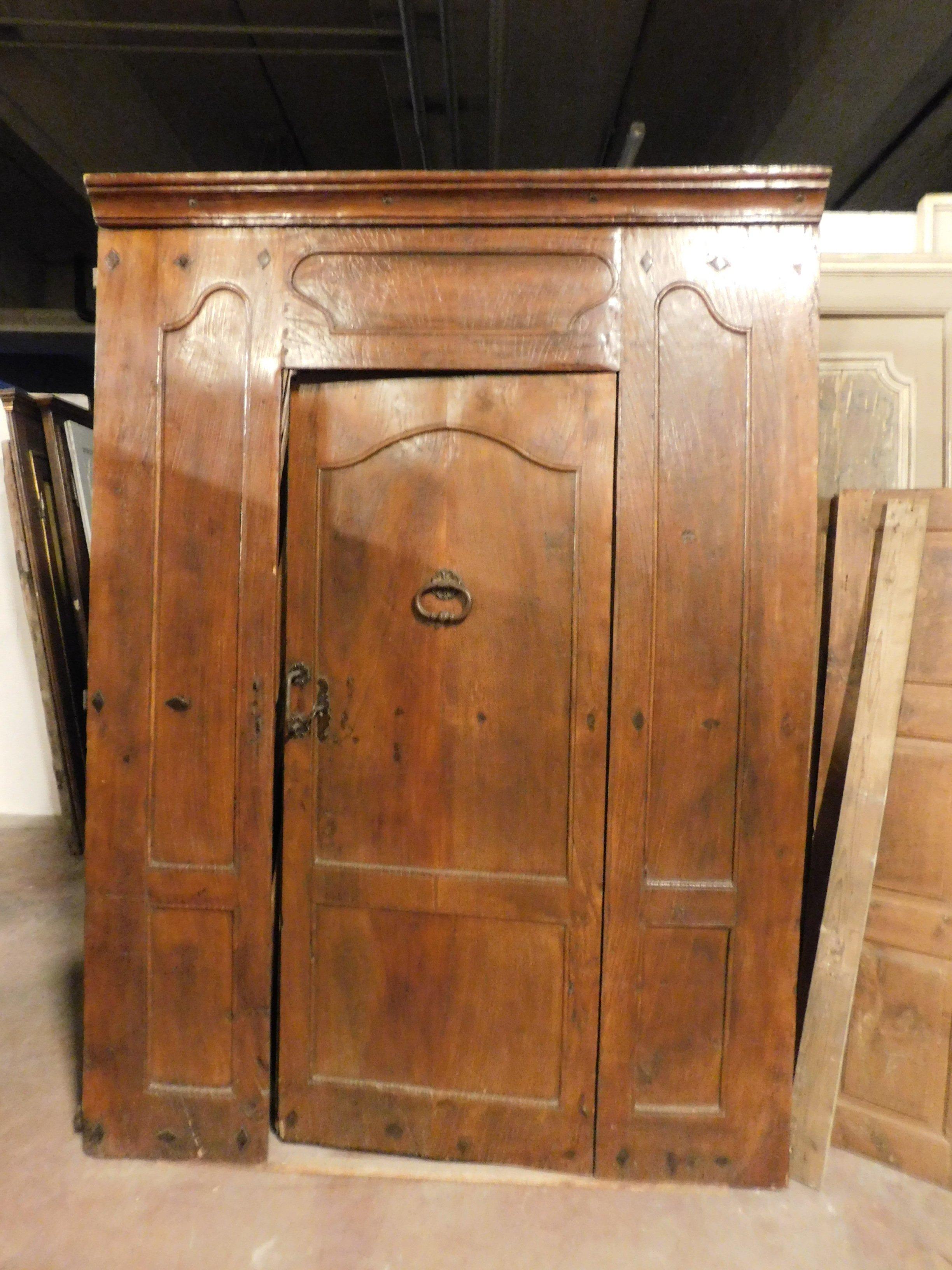 Antigua puerta de entrada de nogal marrón oscuro tallada a mano, época barroca 1600, construida para una villa italiana de una familia rica.
Muy importante y robusto en madera de nogal fino, que perteneció a un médico, con un marco a menudo