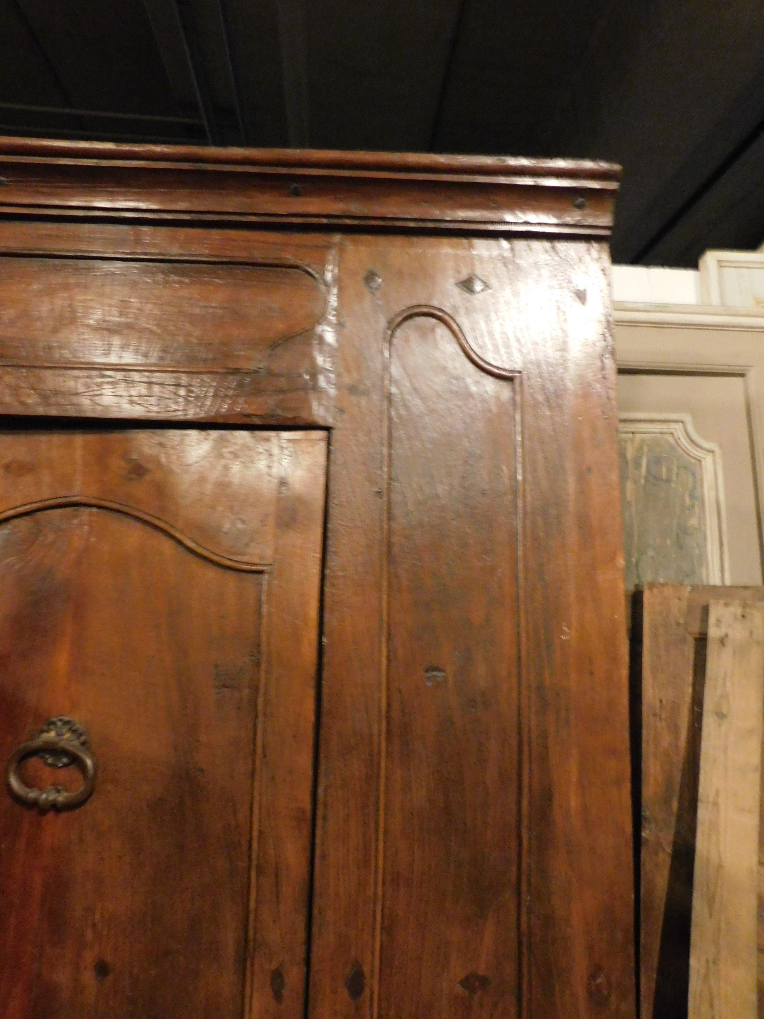 Antigua puerta de entrada de nogal tallado, siglo XVII, Italia Nogal en venta
