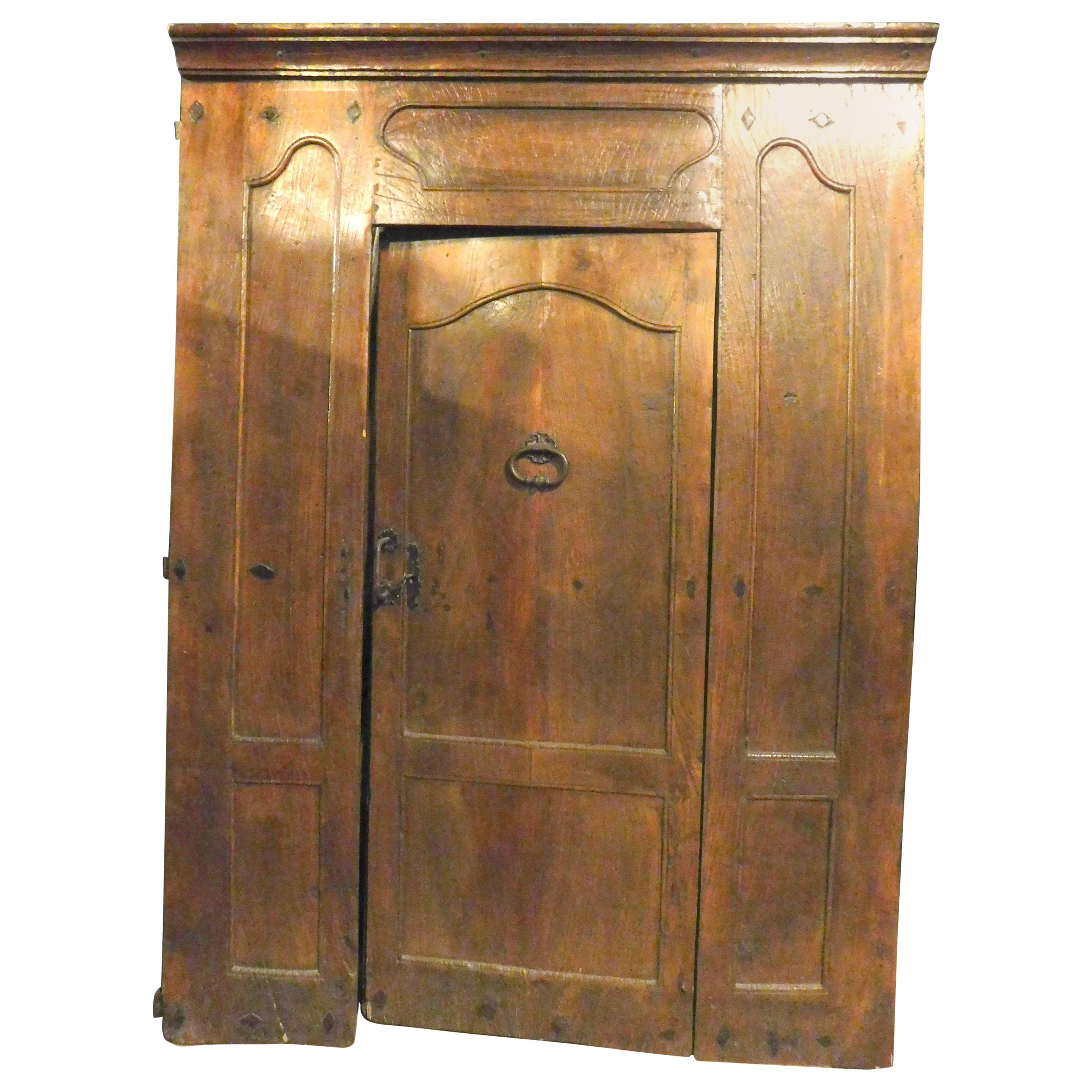 Antique Entrance Door in Carved Walnut, 17th Century, Italy For Sale