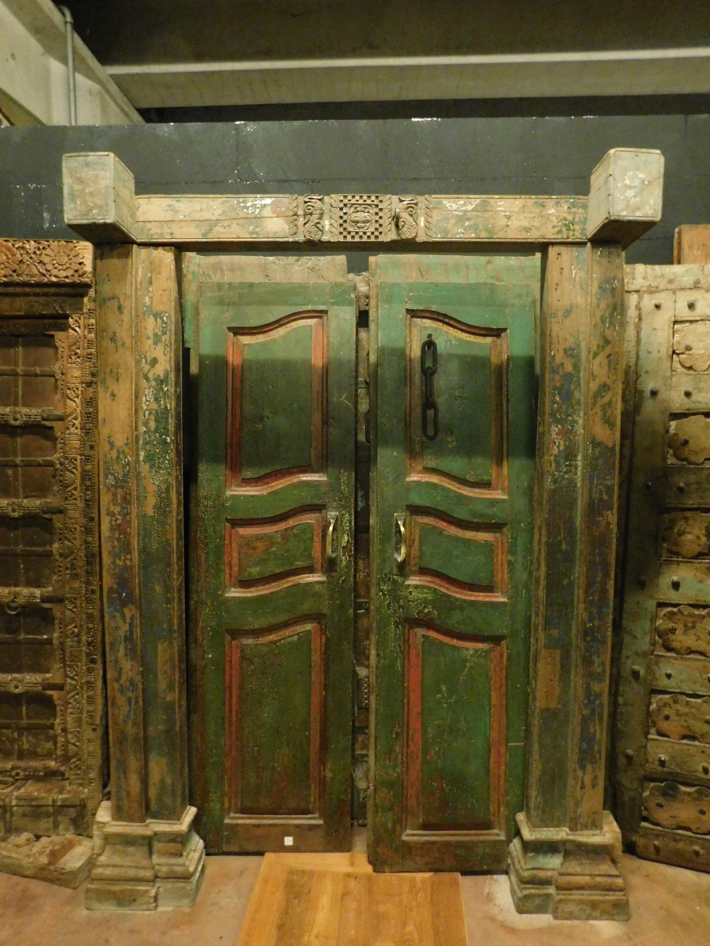 Antique entrance door in green and red lacquered wood with a very sculpted and deep frame, sculpted with 8 panels by hand with motifs typical of the Asian territory, very charming and decorated, ethnic style, exhibition or ideal as a shop or