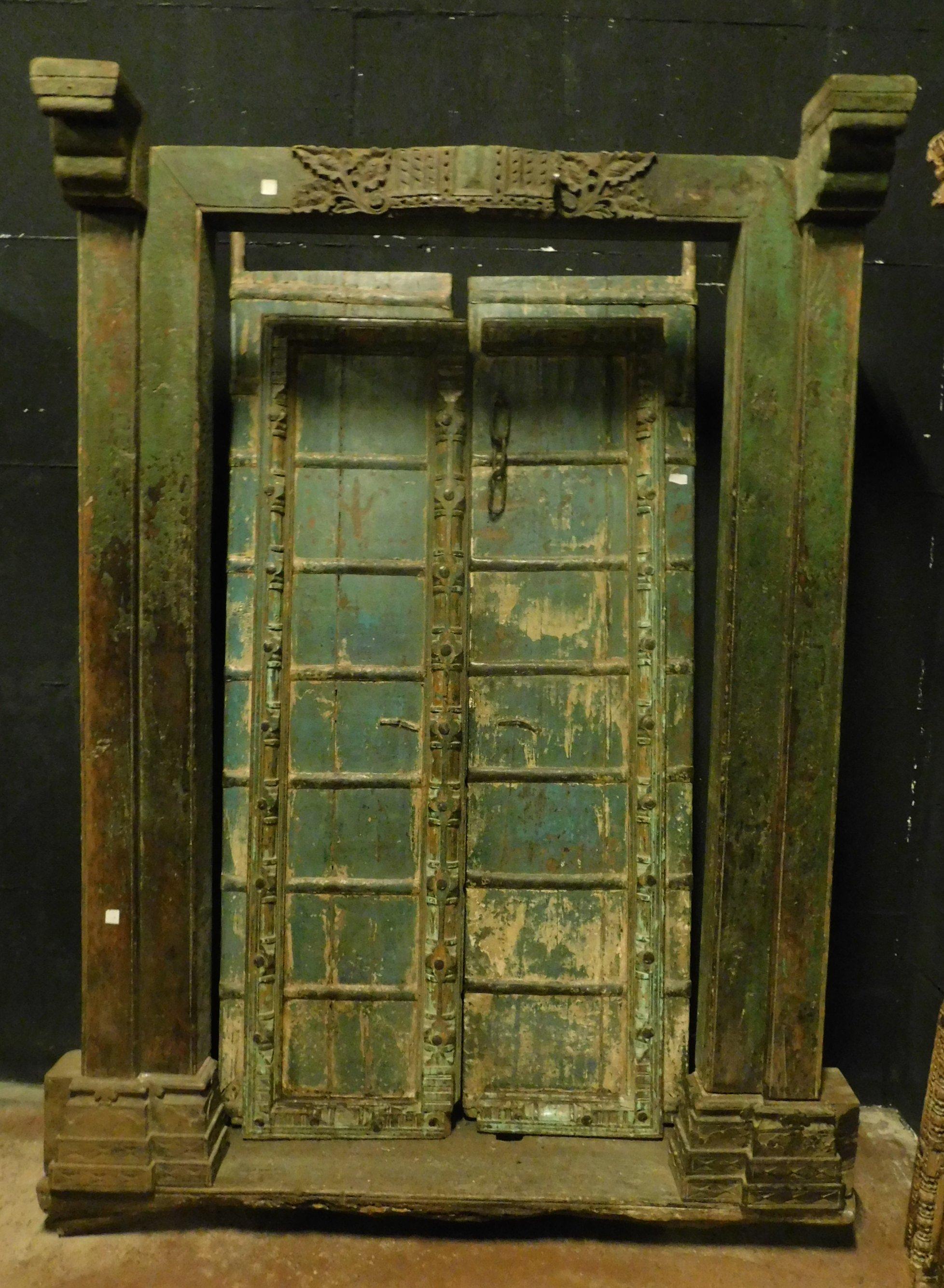 Antique entrance door in green lacquered wood with a very sculpted and deep frame, sculpted with 8 panels by hand with motifs typical of the Asian territory, very charming and decorated, ethnic style, exhibition or ideal as a shop or entrance of