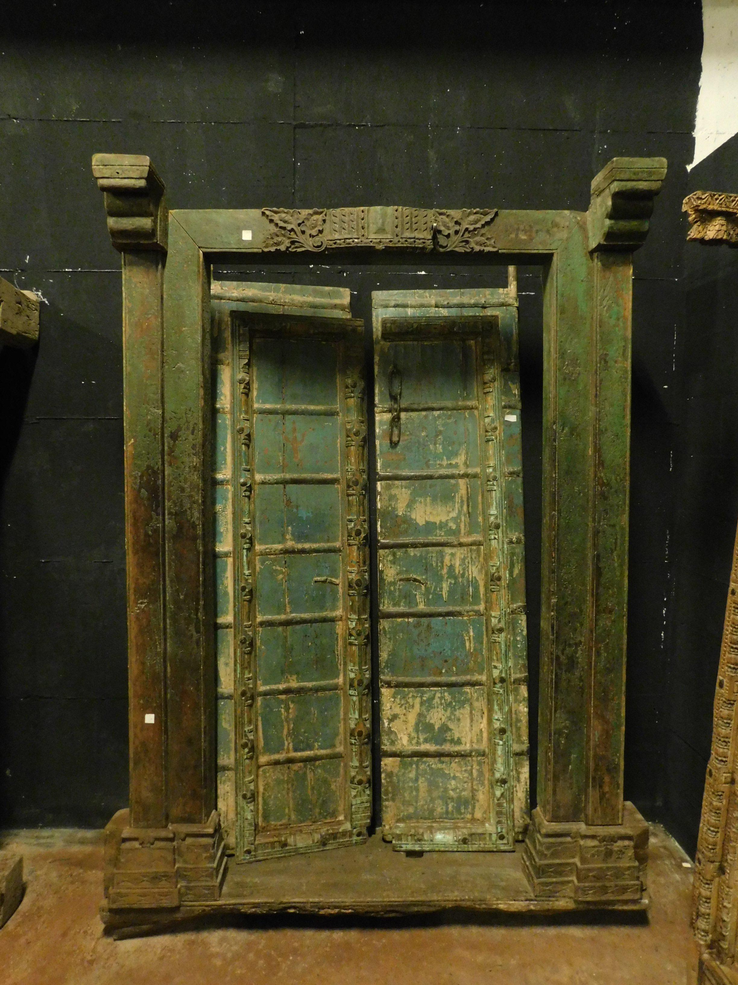 Antike Eingangstür aus grün lackiertem Holz, ethnischer Stil, 1700 (Lackiert) im Angebot