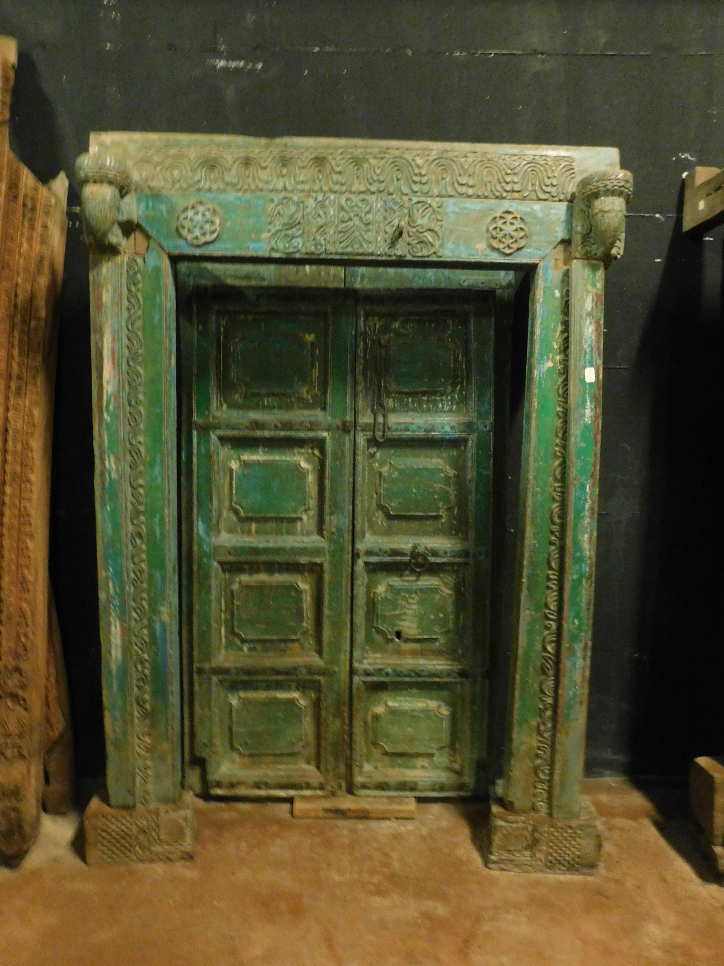 Antique entrance door in green lacquered wood with a very sculpted and deep frame, sculpted with 8 panels by hand with motifs typical of the Asian territory, very charming and decorated, ethnic style, exhibition or ideal as a shop or entrance of