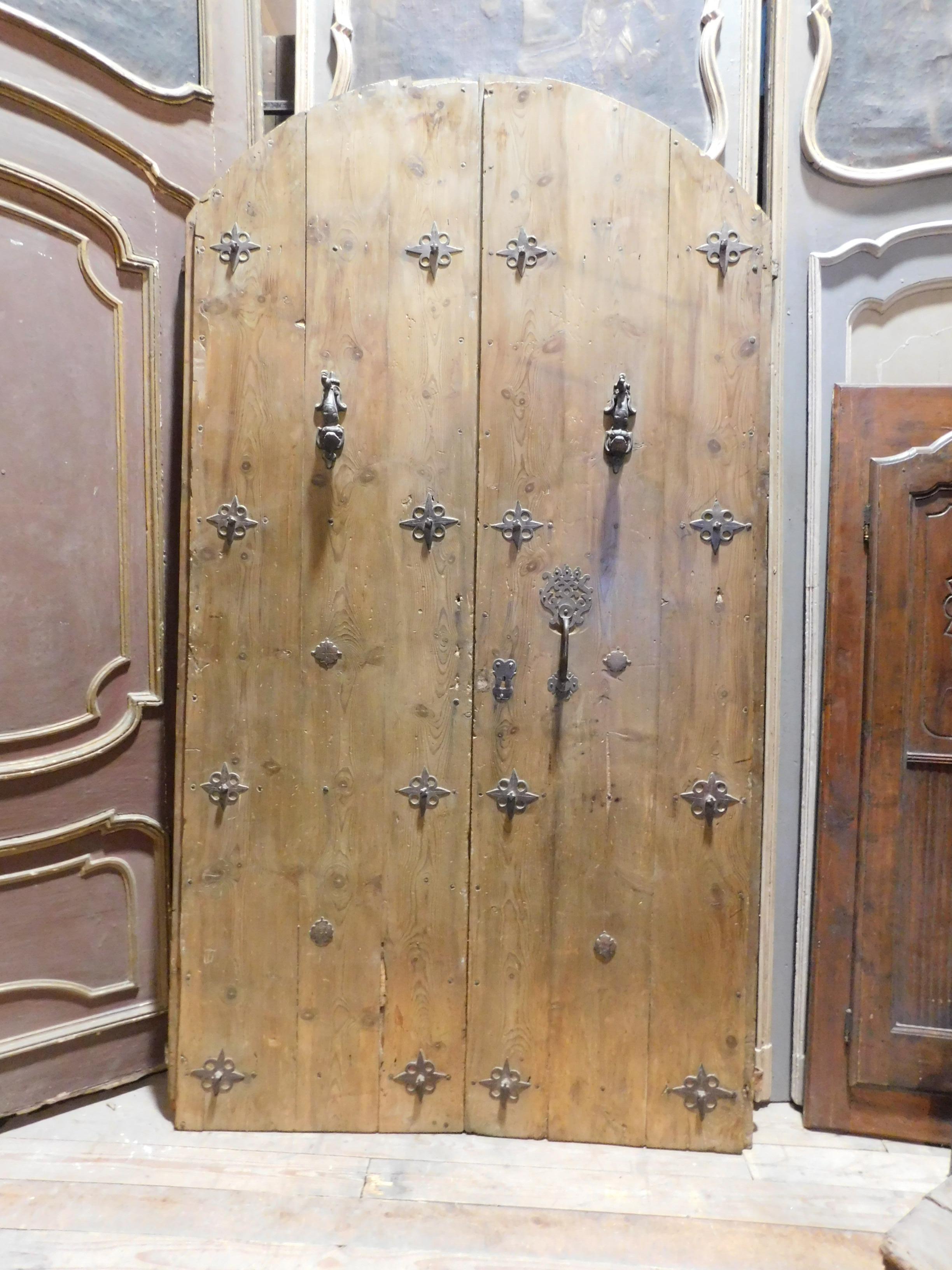 Antique Entrance Door in Larch, Rounded with Original Irons and Studs, '700 In Good Condition In Cuneo, Italy (CN)
