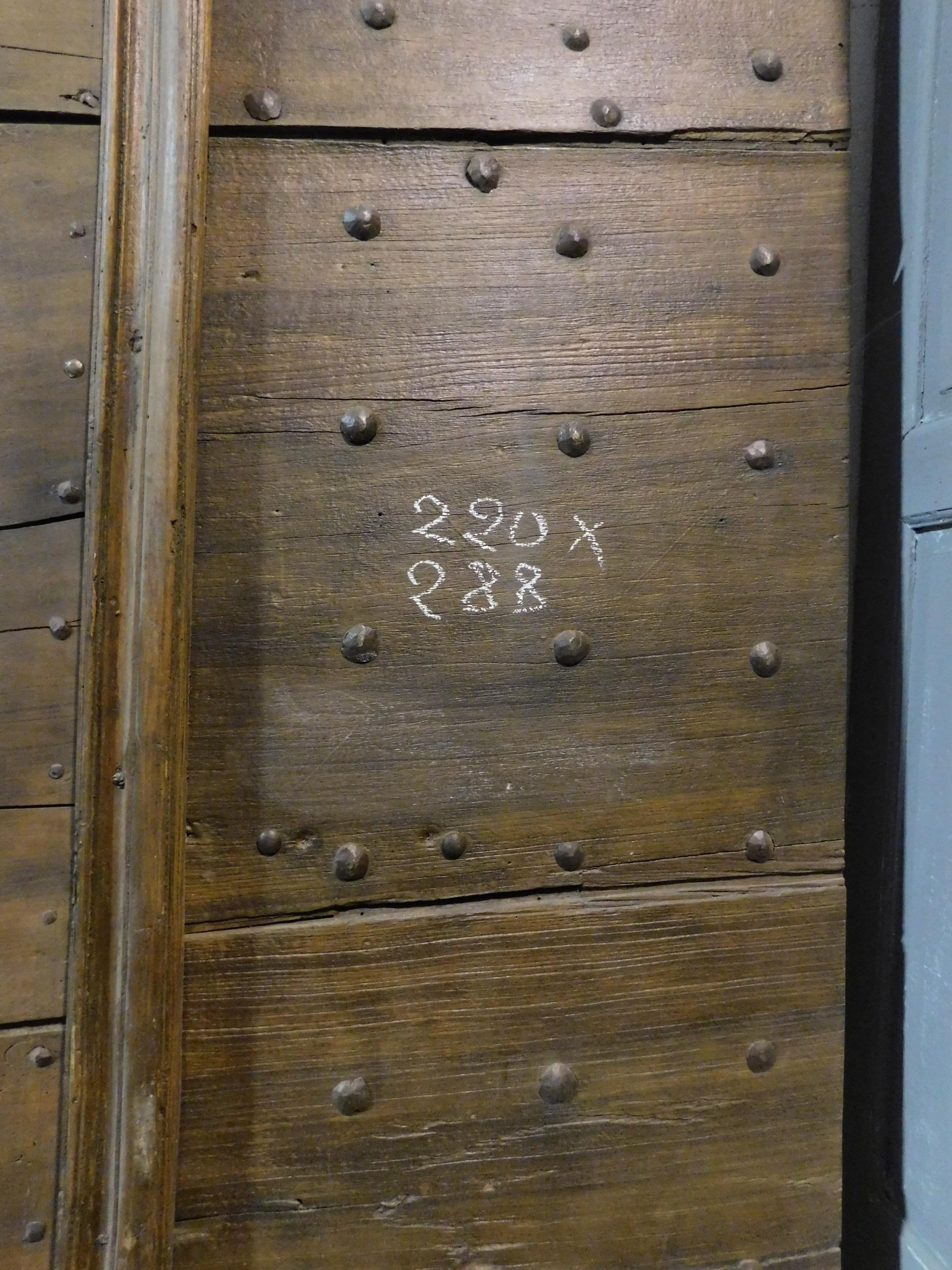 Antique Entrance Door in Nailed Walnut, Small Internal Door, 18th Century Italy In Good Condition For Sale In Cuneo, Italy (CN)