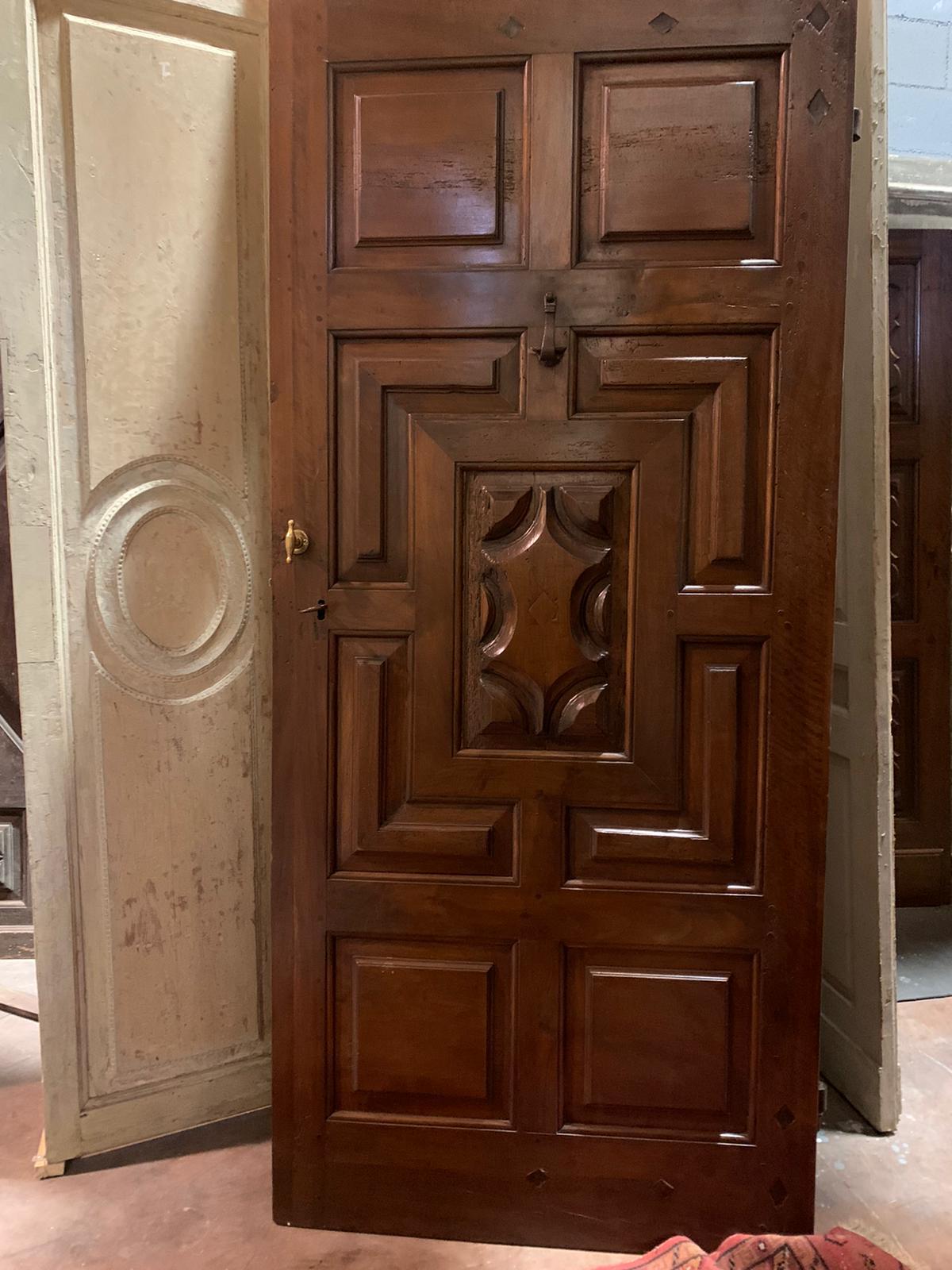 Antique Entrance Door in Precious Carved Walnut, 18th Century, Italy In Good Condition For Sale In Cuneo, Italy (CN)