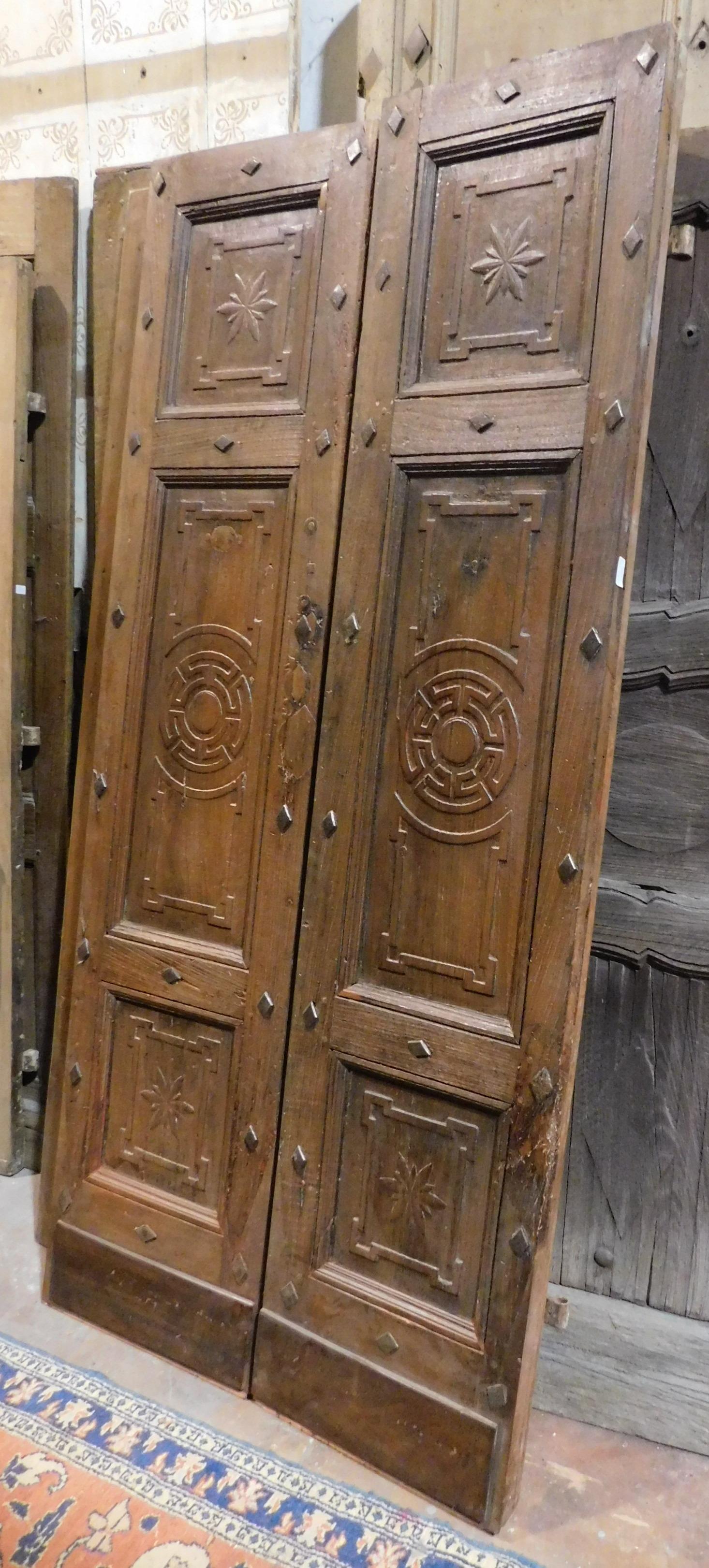 Antique Entrance Door in Walnut with Carved Decorations, 19th Century, Italy In Good Condition For Sale In Cuneo, Italy (CN)