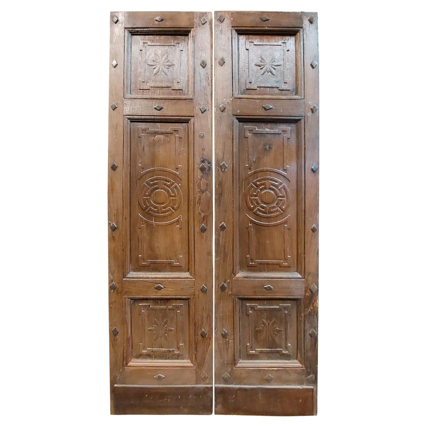 Antique Entrance Door in Walnut with Carved Decorations, 19th Century, Italy