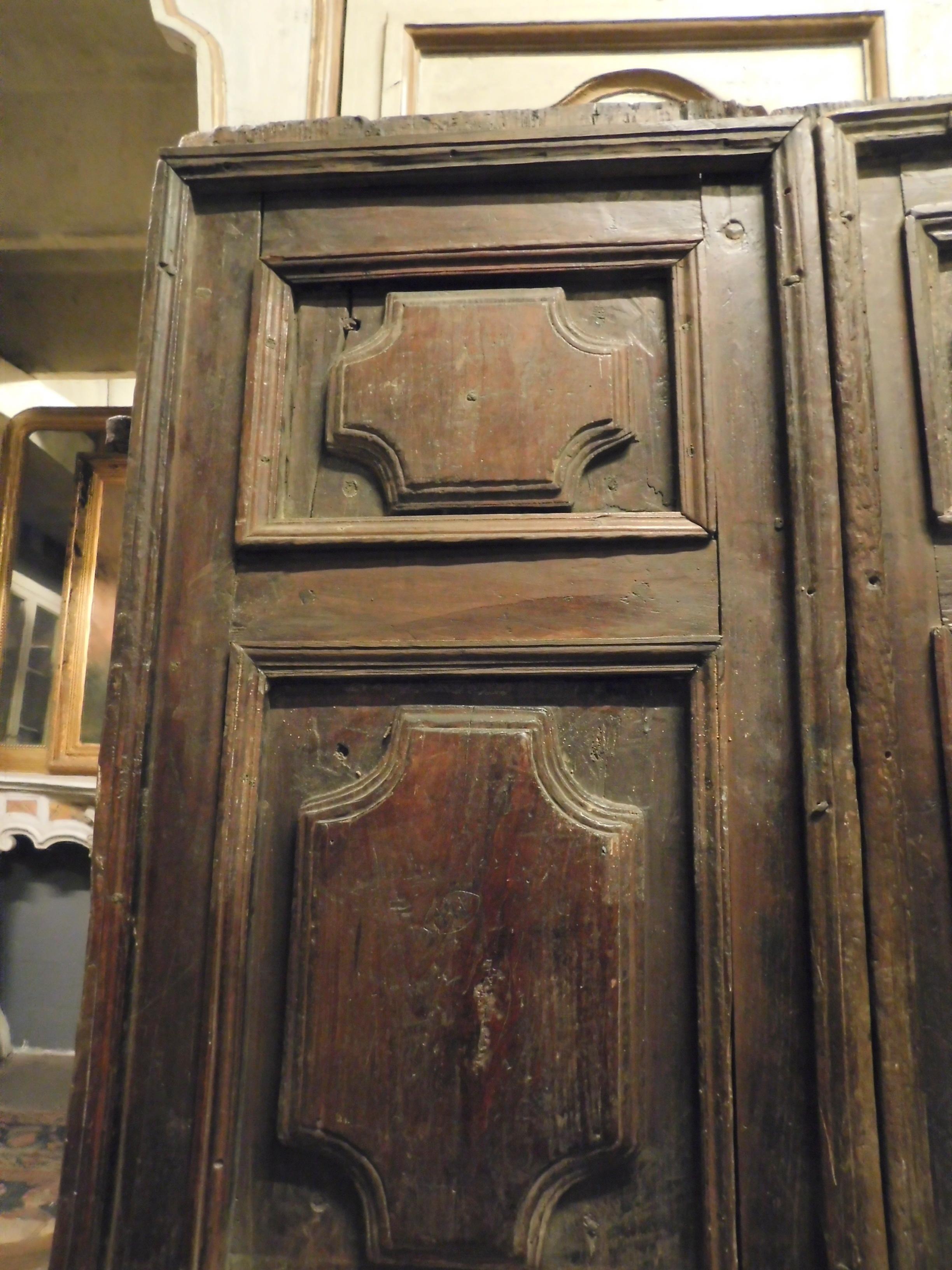 Antique Entrance Door in Walnut with Carved Panels, 17th Century, Italy In Good Condition In Cuneo, Italy (CN)