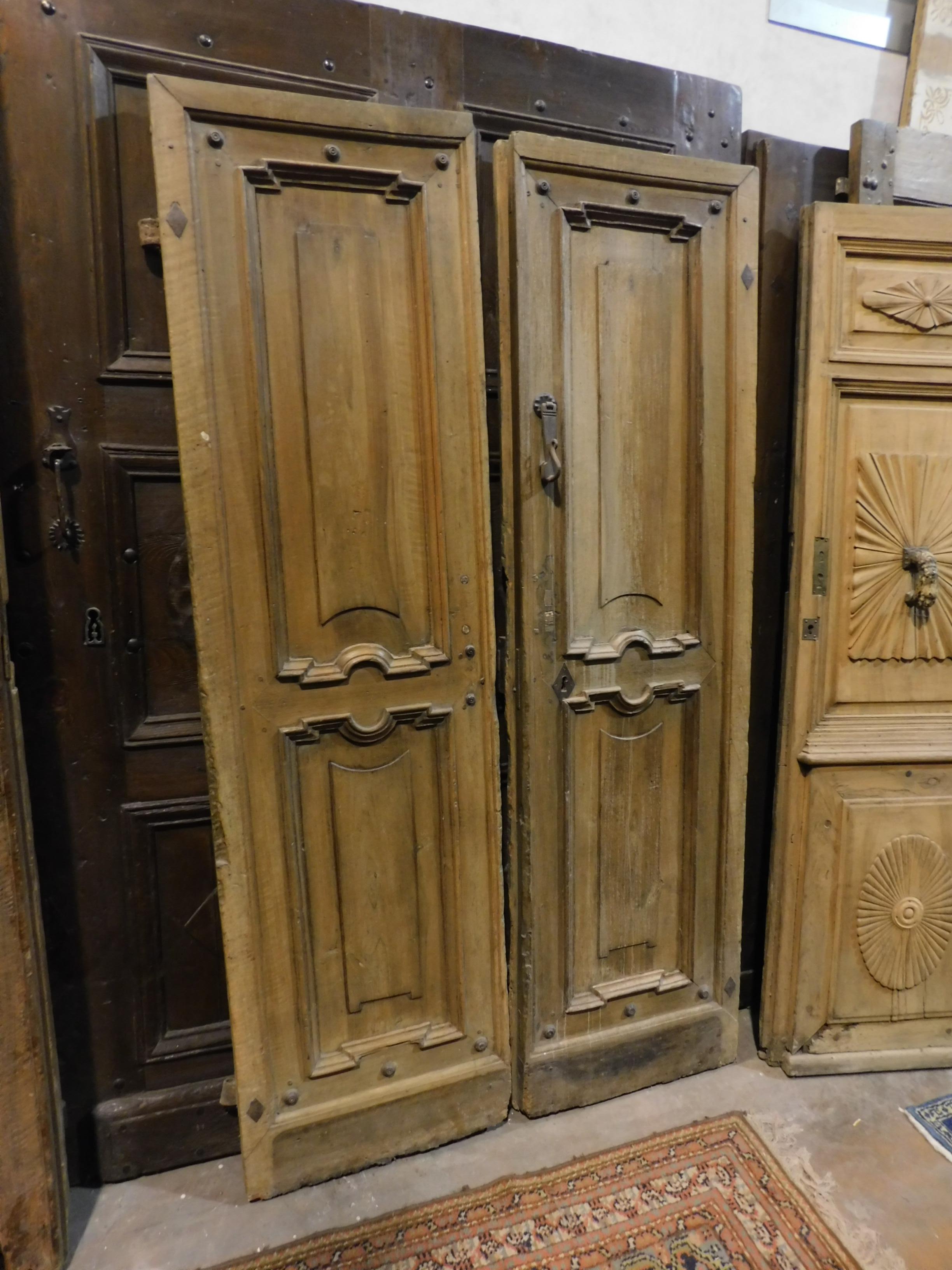 Antique double-leaf entrance door, hand carved in precious light brown walnut wood, hand-built in the 19th century by artisans in Italy.
Beautiful and of great character, clear and suitable for all historical or modern entrances. with particular