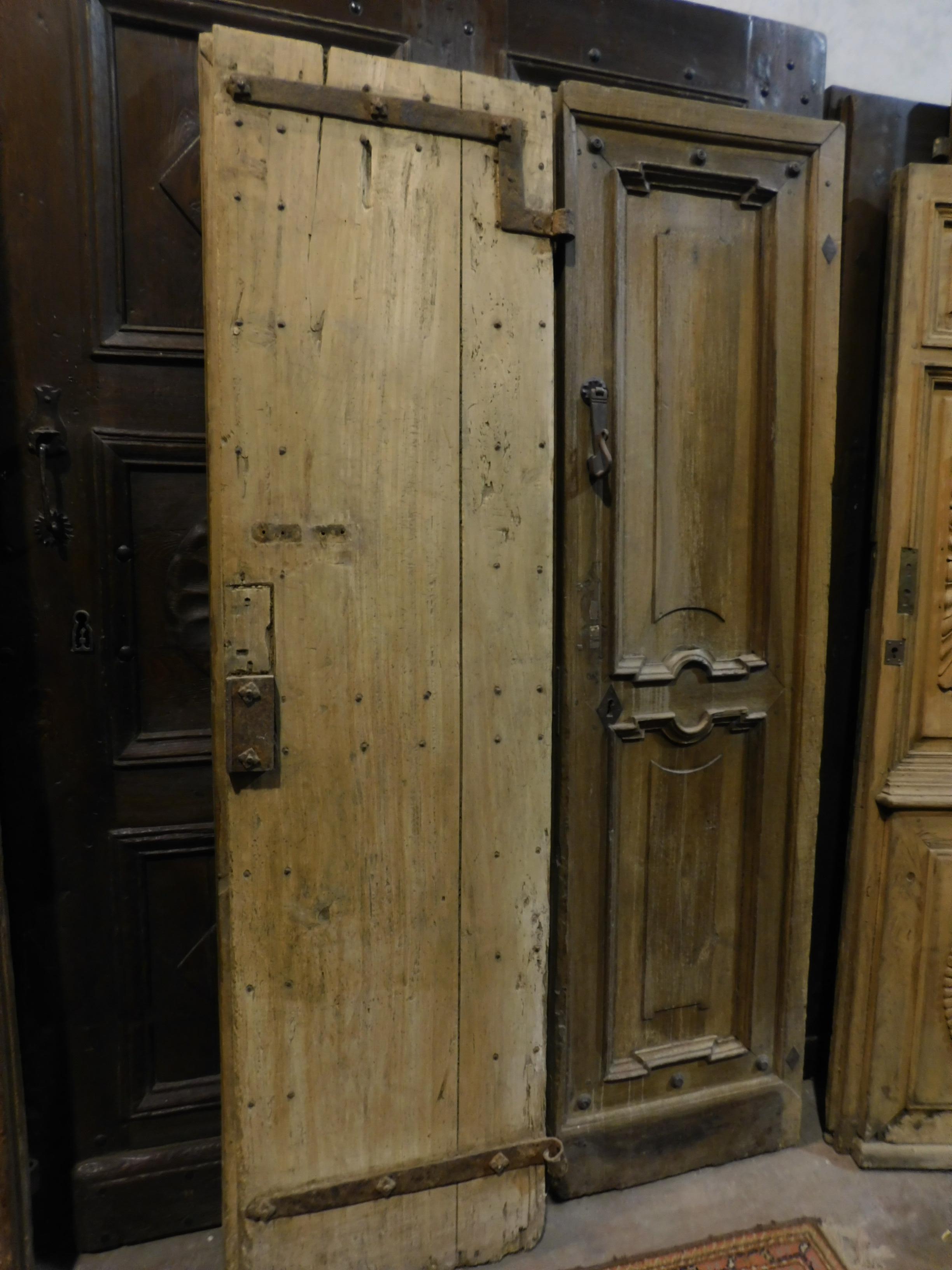 Antique Entrance Door with Double Leaf, Carved Walnut Wood, 1800, Italy In Good Condition For Sale In Cuneo, Italy (CN)