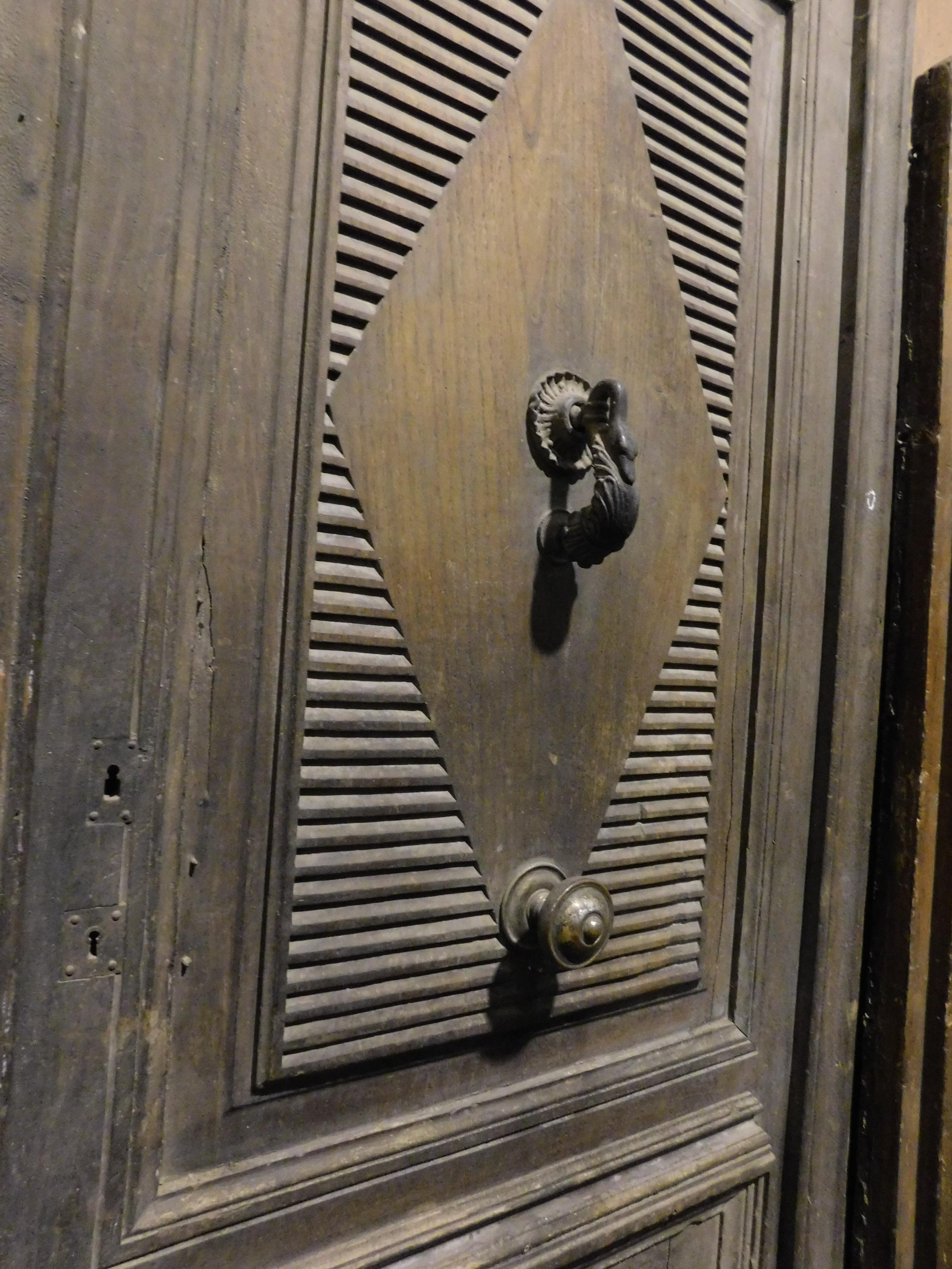 Antique Entrance Door with Frame, Walnut Wood, 19th Century, Italy In Good Condition For Sale In Cuneo, Italy (CN)