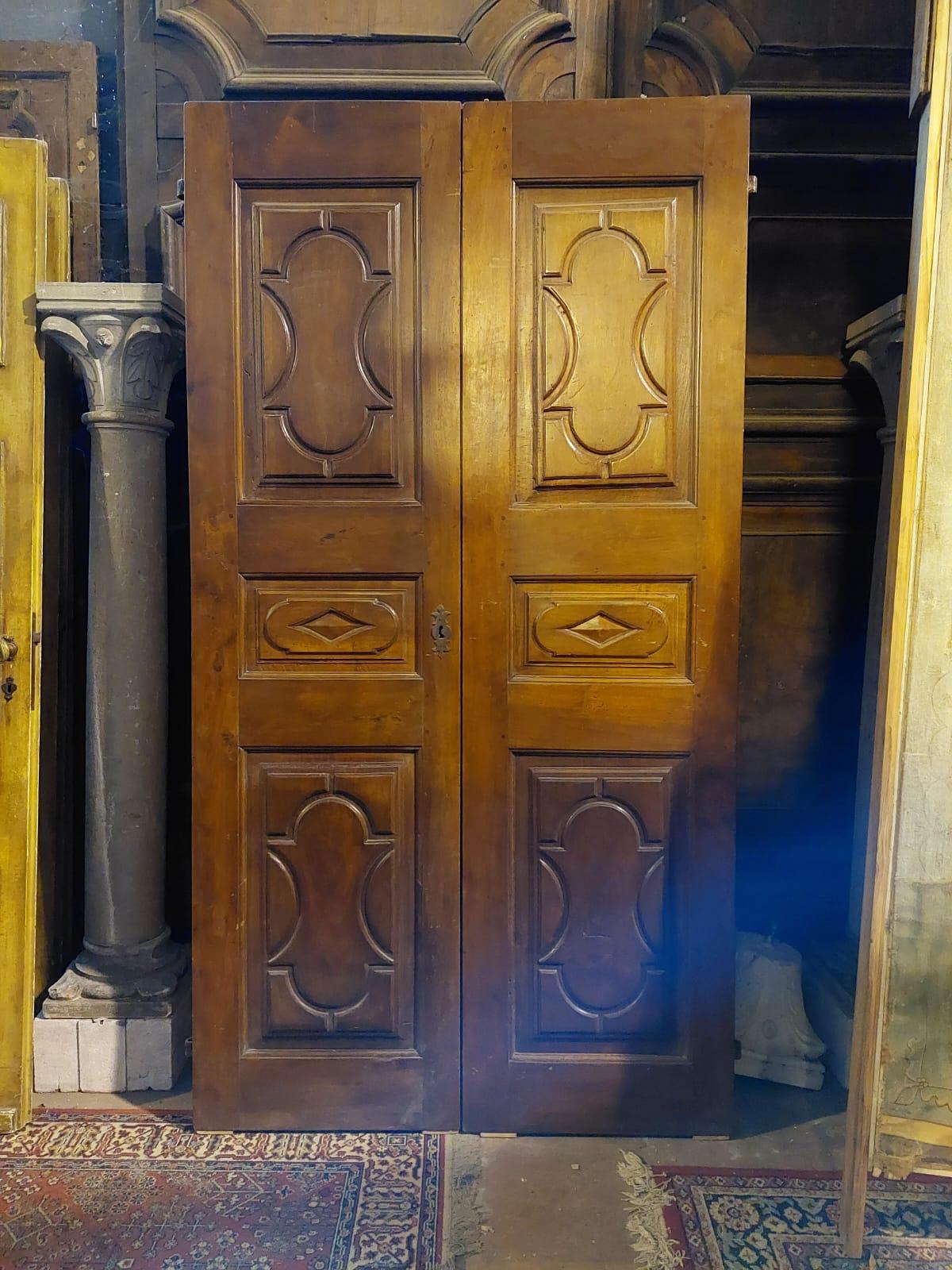 Antike Eingangstür mit zwei Flügeln, reich geschnitzt in den Fliesen, gebaut und von Hand geformt im 18. Jahrhundert für einen wichtigen Eingang in ein Gebäude in Italien, aus dem Piemont, elegant und raffiniert, ideal für historische Häuser oder