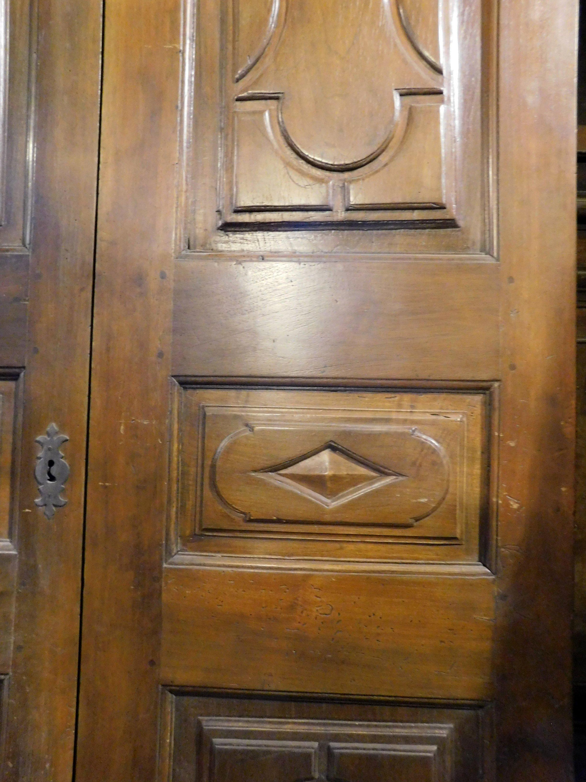 Antique Entrance Door with Two Carved Wings, 18th Century, Italy In Good Condition For Sale In Cuneo, Italy (CN)