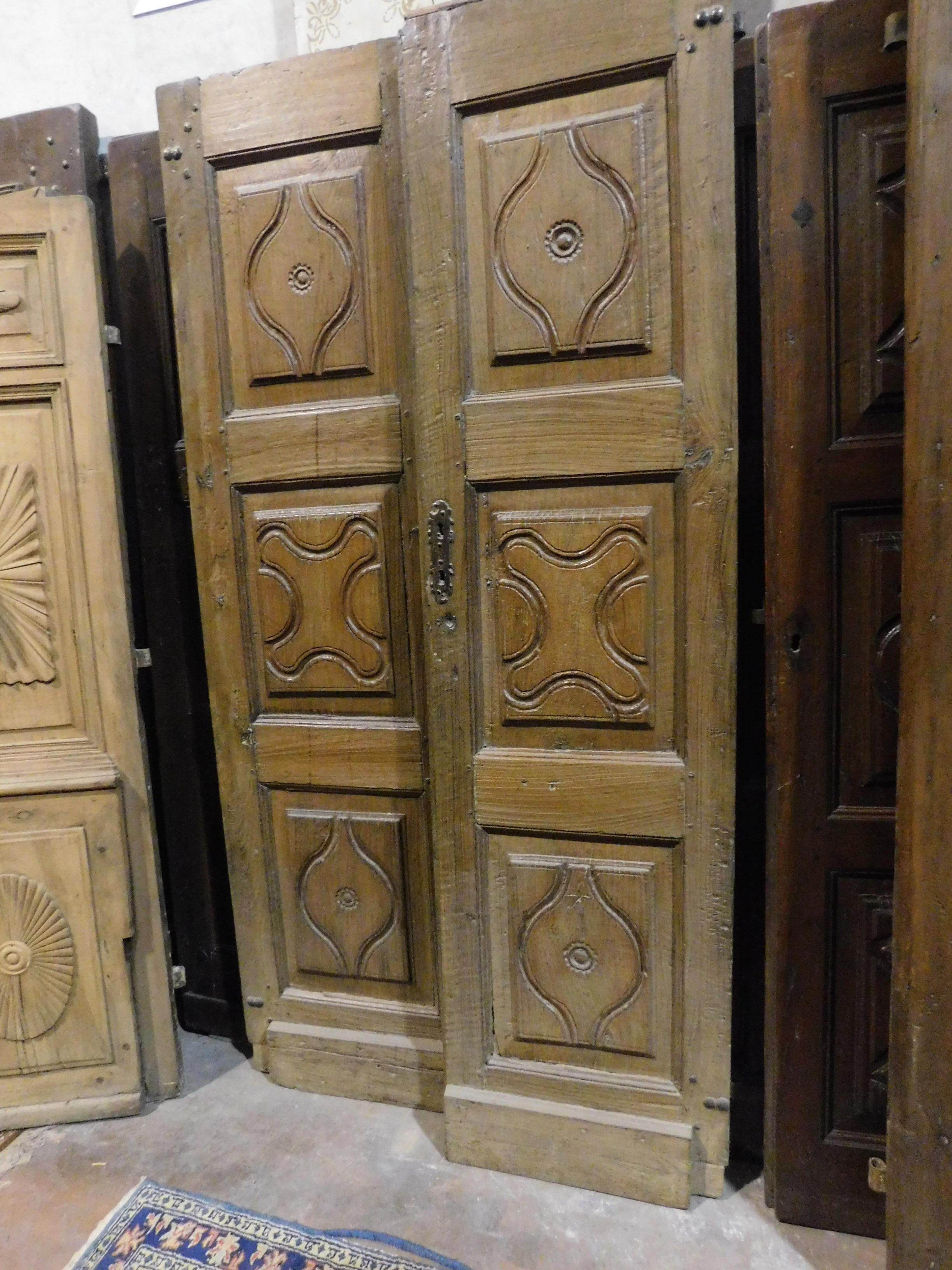 Ancient entrance door, important main door, built by hand with brown walnut wood, it is two doors with original irons, panels carved with different and typical tiles of the 17th century in Italy.
Precious and valuable door, suitable for modern or