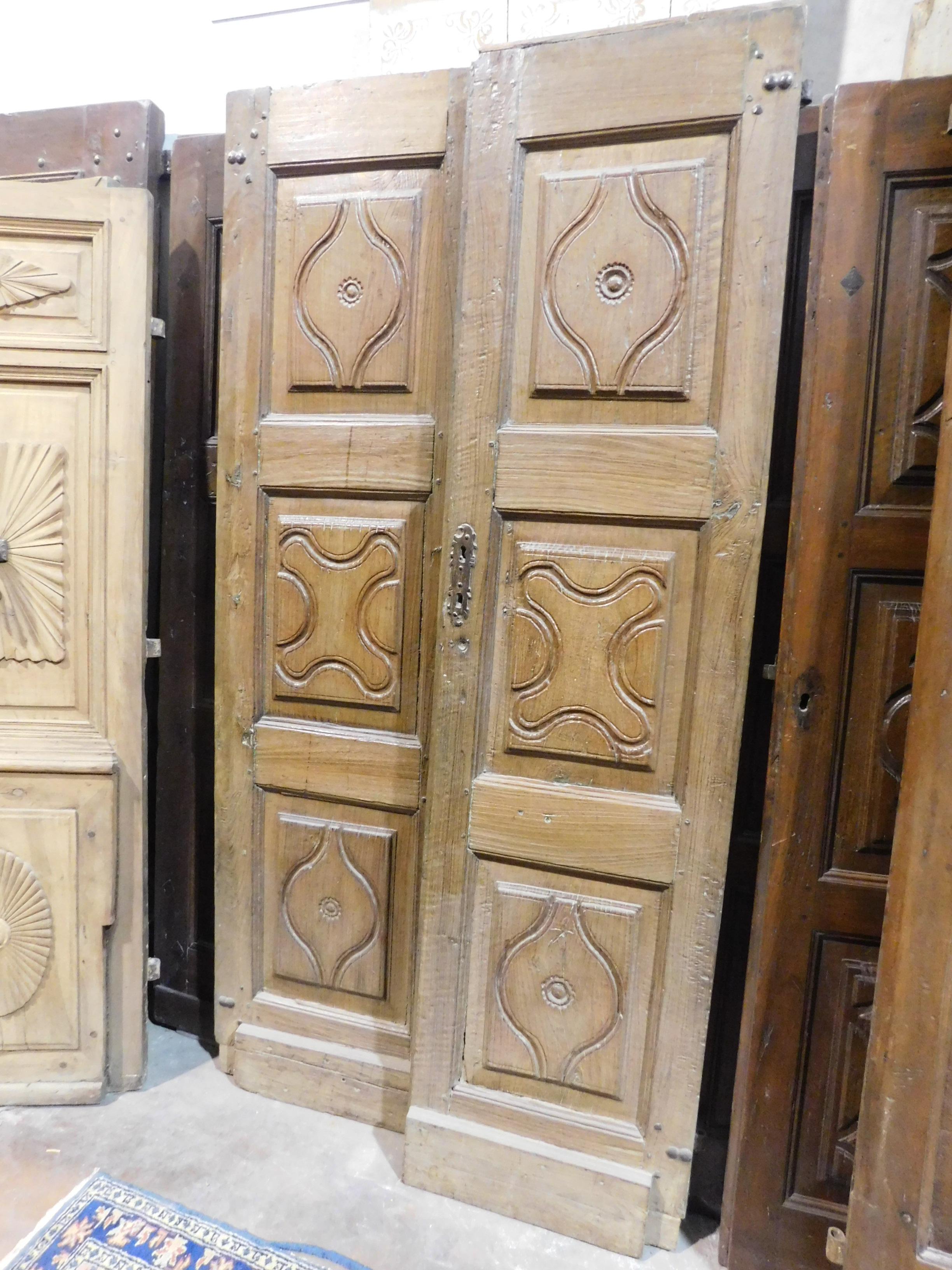 Antique Entrance Door, Wood Walnut Brown, Carved Two Wings, 17th Century, Italy In Good Condition In Cuneo, Italy (CN)