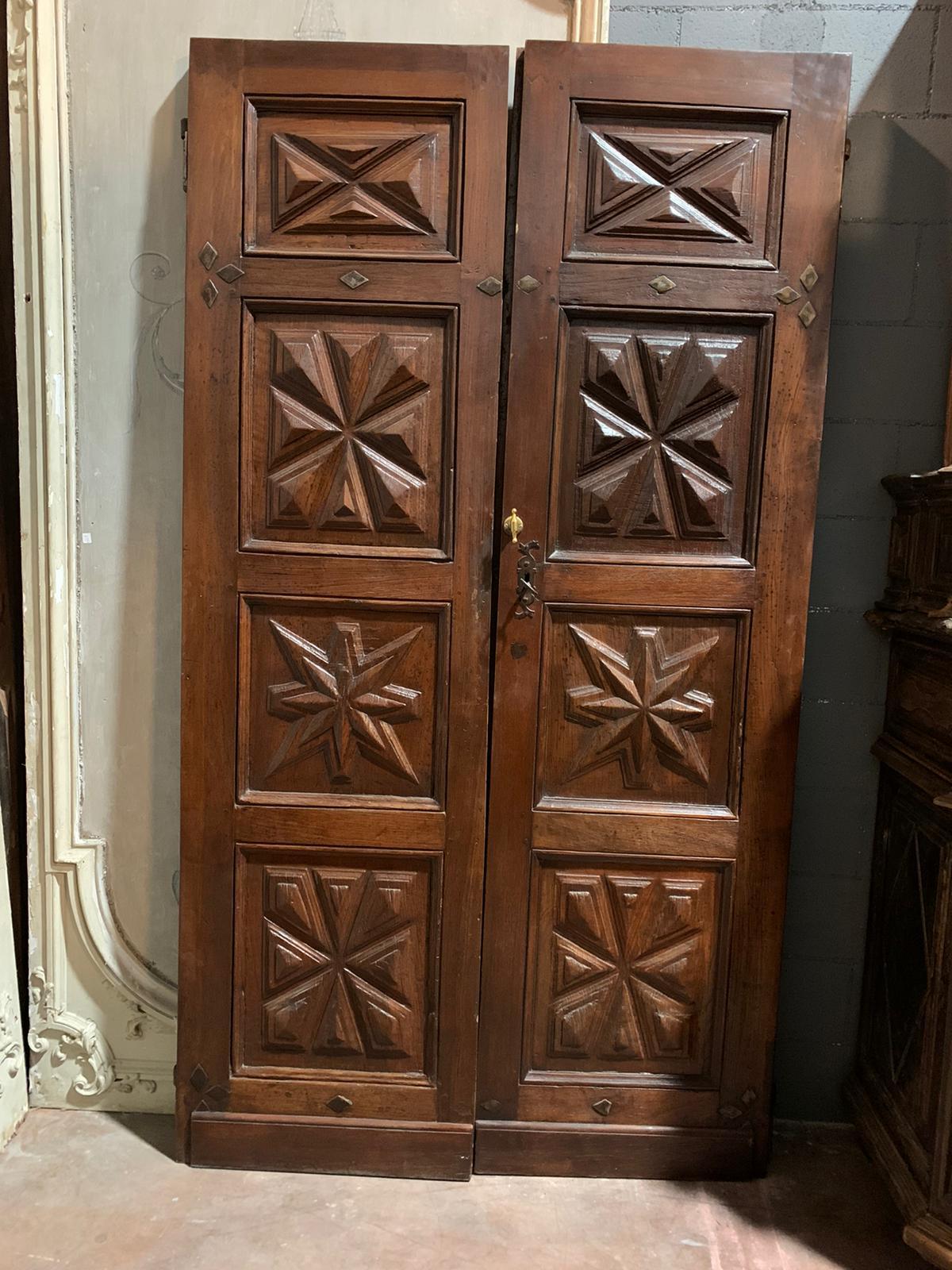 Antique Entrance Double Door Walnut, Diamond Carved Panels, 17th Century, Italy In Good Condition In Cuneo, Italy (CN)