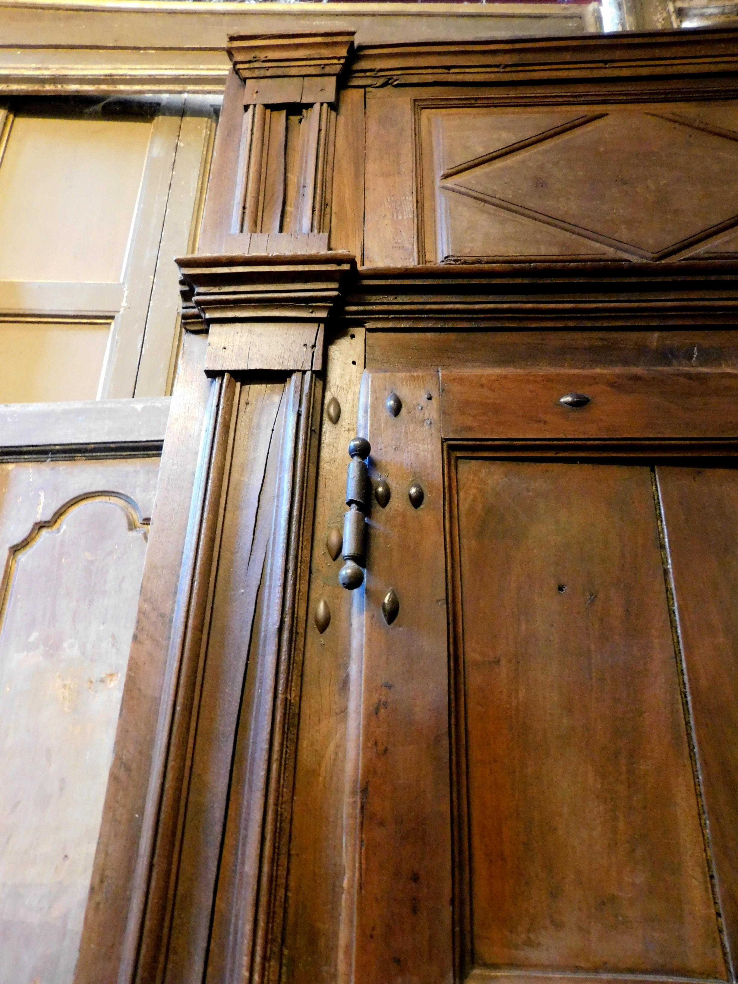 Antique Entrance Main Door, Carved in Walnut with Portal, '700 Italy In Good Condition For Sale In Cuneo, Italy (CN)