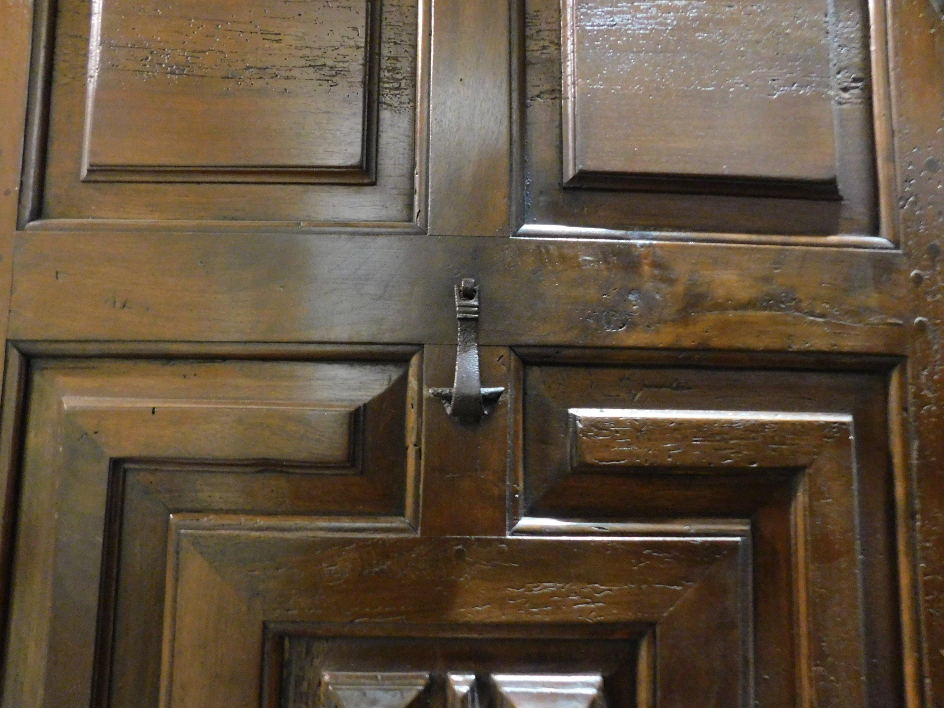 Antique Entrance Main Door, Carved Walnut, Hand-Knocker, Italy, '700 In Good Condition For Sale In Cuneo, Italy (CN)