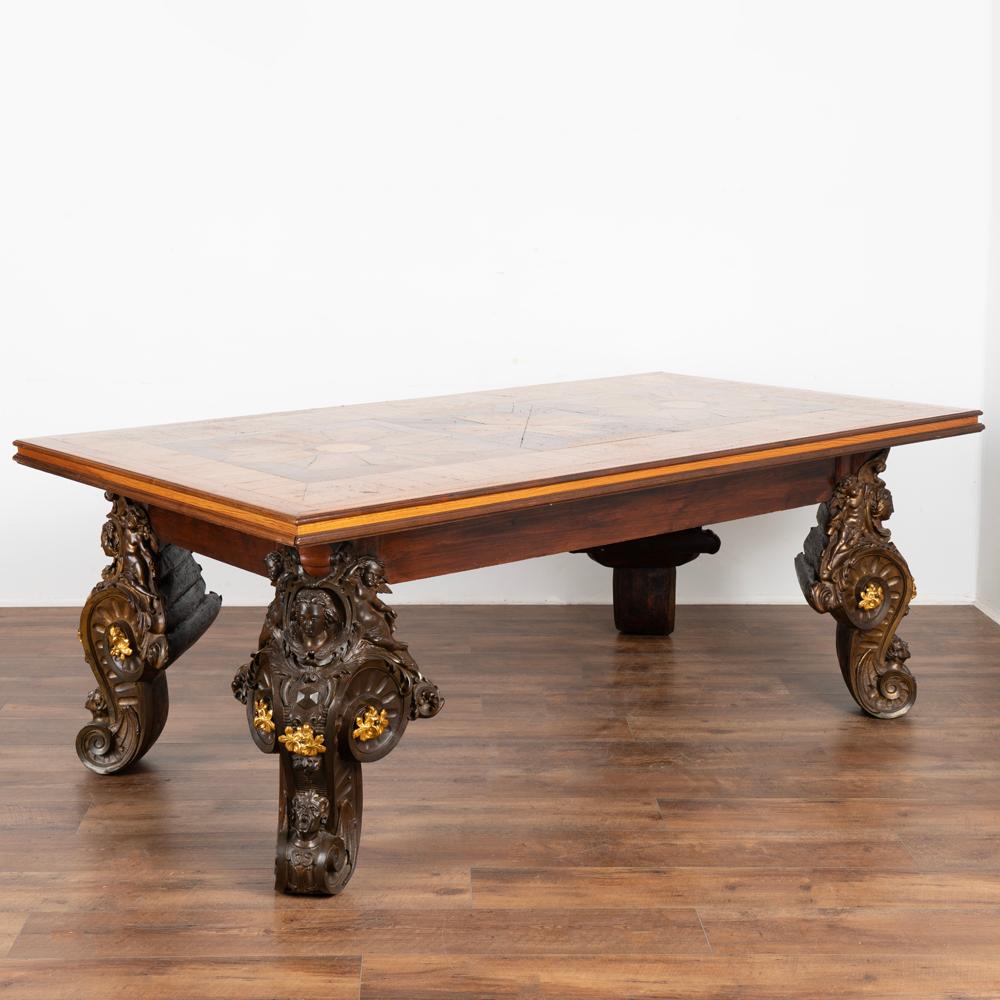 Grande tavolo decorativo da ingresso con piano in Oak Wood, Palissandro e Mogano e gambe in bronzo con patina.
Questo piano da tavolo unico con motivi a croce e a stella è stato ricavato da sezioni di un vecchio parquet italiano.
Solido, forte e