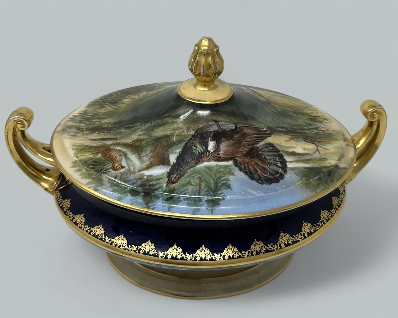 Superbe exemple de soupière décorative en porcelaine peinte à la main ou de centre de table décoratif, fin du XIXe siècle, fabriqué par Royal Epiag Czechoslovakia. 

Le couvercle en forme de dôme est superbement décoré d'une scène sylvestre
