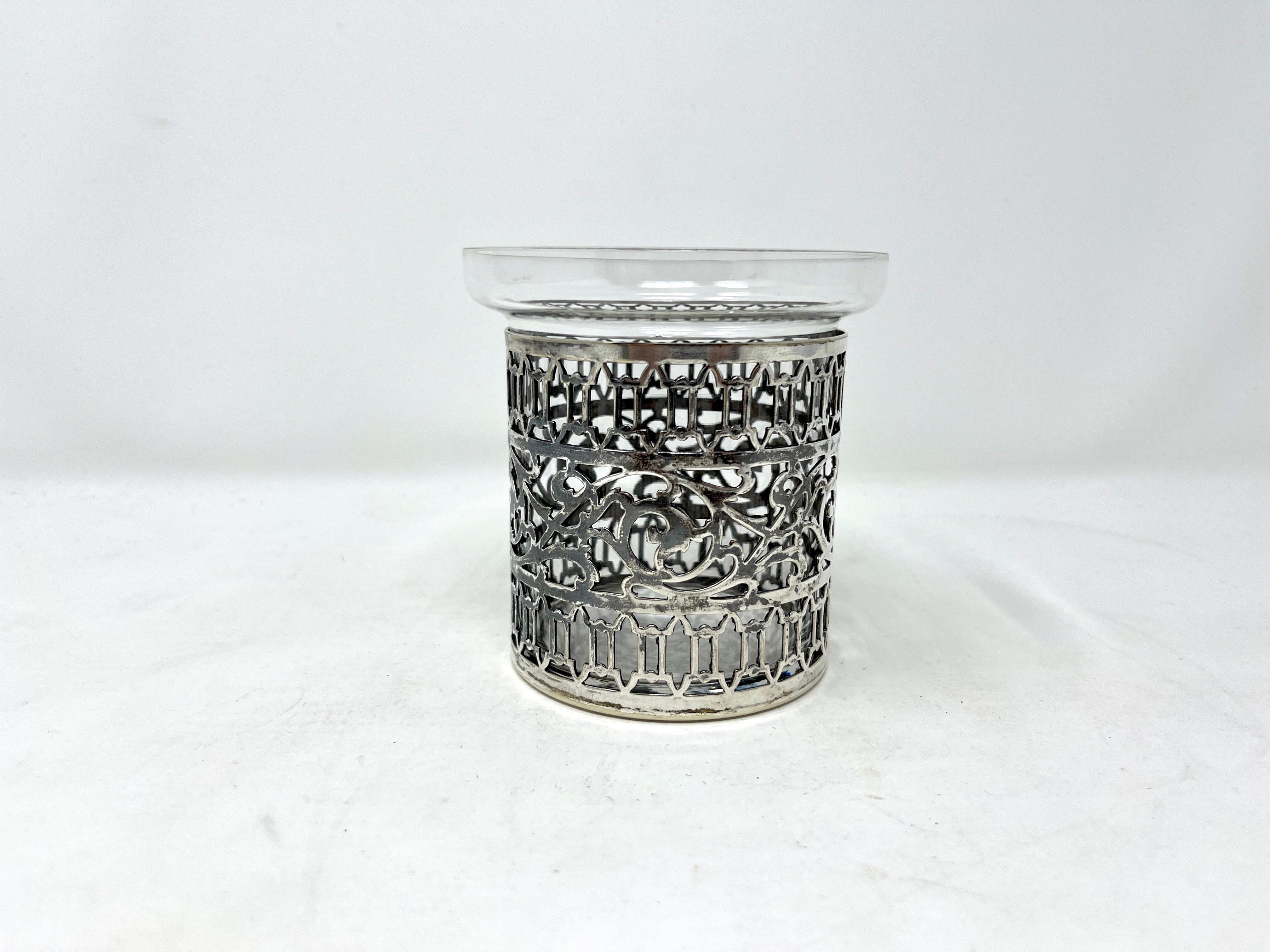 Ravissante pièce de service cylindrique en EPNS (Electro Plated Nickel Silver) percée à la main à l'époque édouardienne (vraisemblablement pour servir des branches de céleri ou autres) avec insert en verre cannelé d'origine. Can peut avoir de