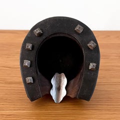 Cendrier ancien en forme de fer à cheval équestre