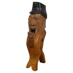 Antike Erik Molin Schweizer geschnitzte Nutcracker-Figur eines alten Mannes mit Fischschleppe aus Birke, 8"