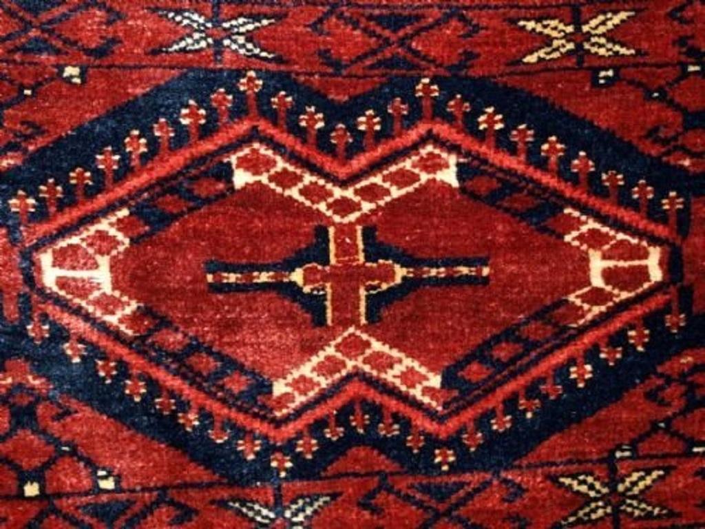 Antica torba Ersari Beshir con disegno ikat
Circa 1900

Una superba torba con un colore ricco e un'ottima lana.

Condizioni eccezionali, senza usura, con pila piena.

Completo di pannello di base in lana avorio non tinta

Lavati a mano e pronti per