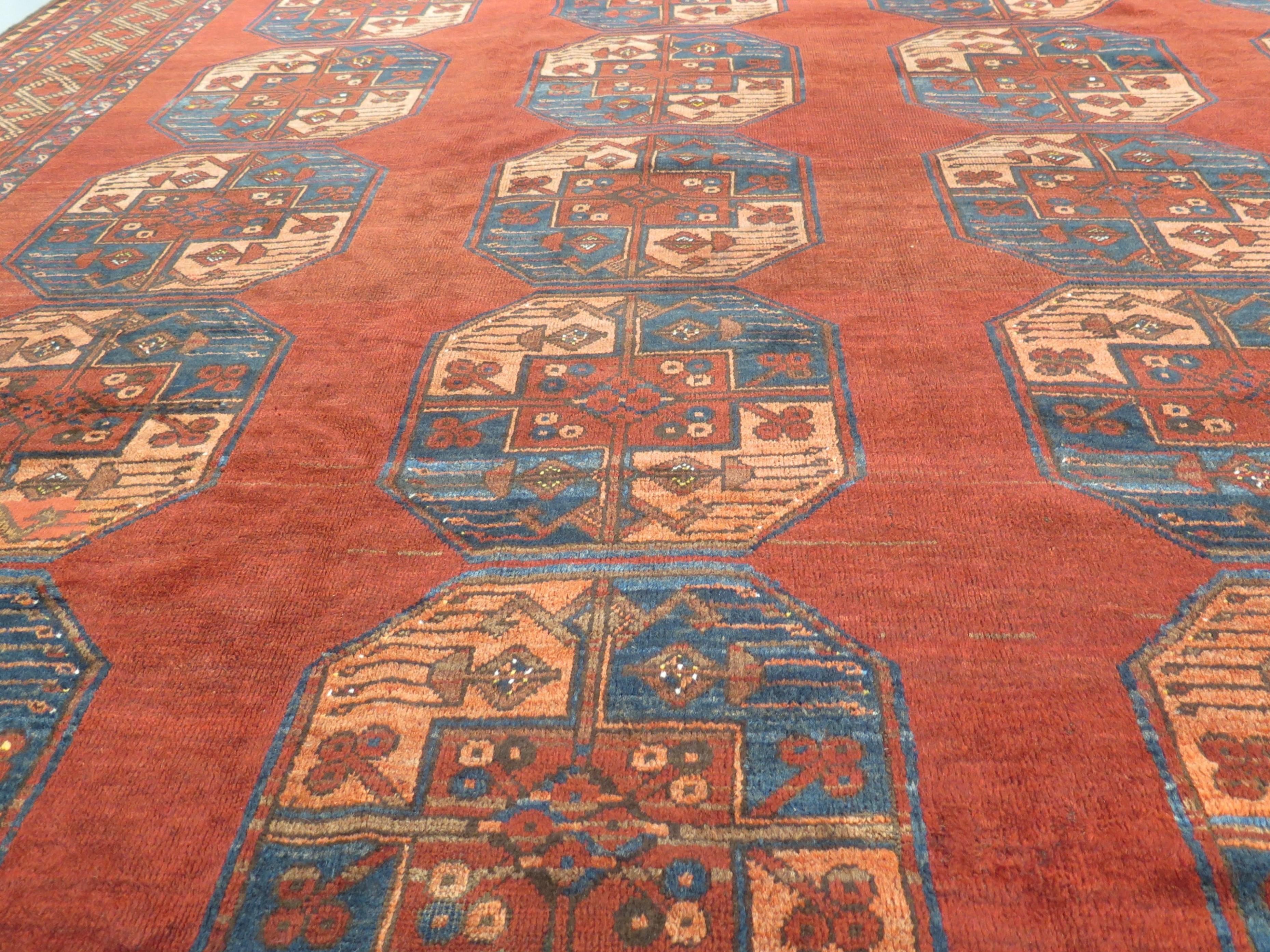 Der zentralasiatische Ersari-Stamm, der in Südturkmenistan und Nordafghanistan ansässig ist, hat eine lange und reiche Geschichte in der Welt der antiken Teppiche. Ihre Webarbeiten werden wegen ihrer Qualität, ihrer reichen Farbpalette und ihrer