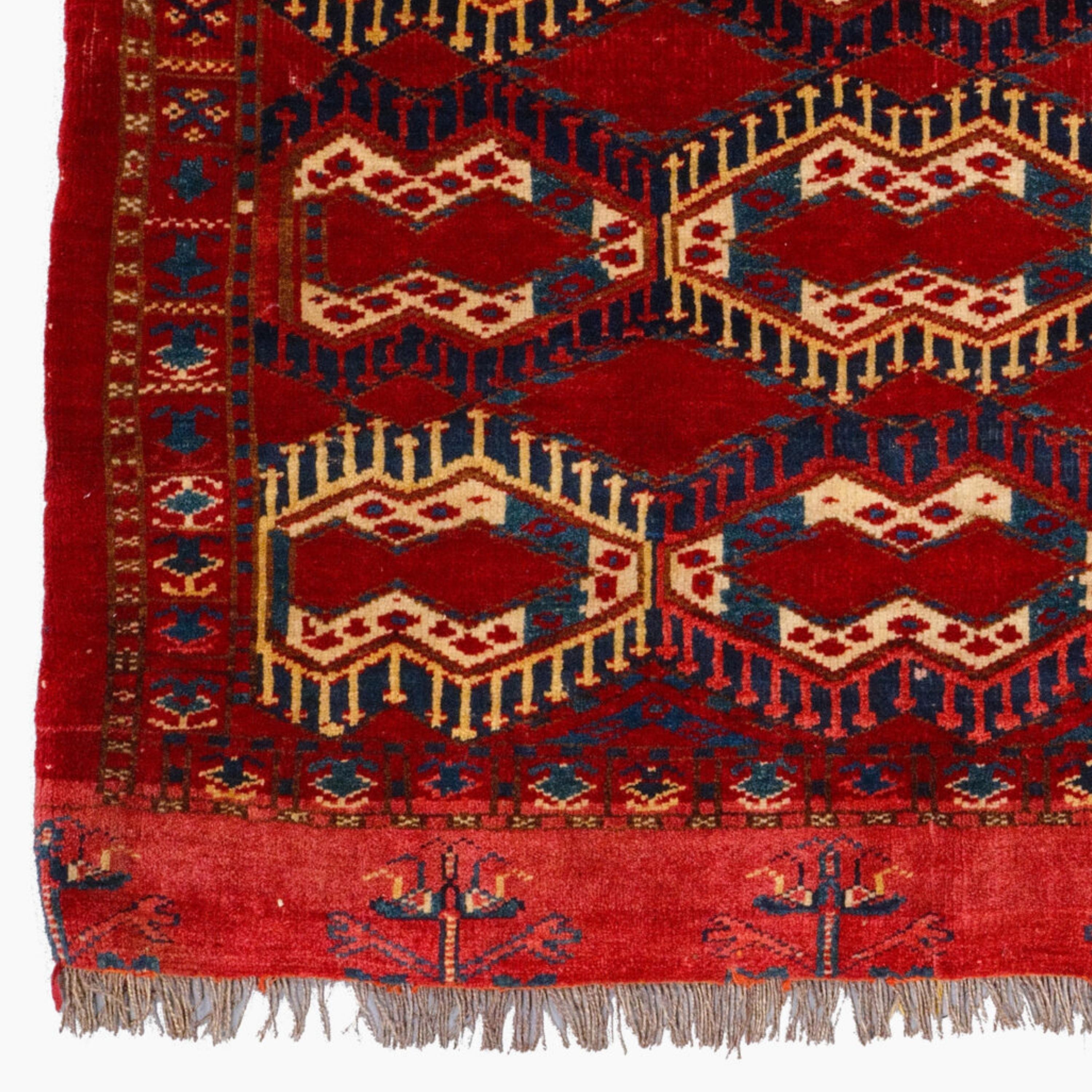 Antique Chuval Ersari - 19ème siècle Turkmen Ersari Chuval
Taille 71 x 125  cm (2,32 - 4,1 ft)

Entrez dans un monde où l'histoire et l'art se rencontrent avec ce magnifique Ersari Chuval turkmène du XIXe siècle. Ce textile ancien raconte l'histoire