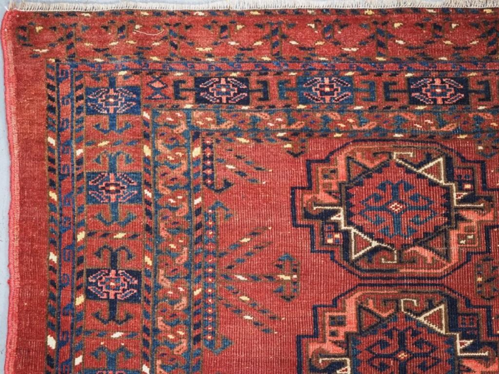 Antique Kizil Ayak Ersari Turkmen 9 gul chuval avec une bonne couleur de fond rouge doux Le motif de l'élément est des arbustes stylisés ou des fleurs.
Circa 1900

Les guls sont bien dessinés et de grande taille, le champ est spacieux.

Les chuval