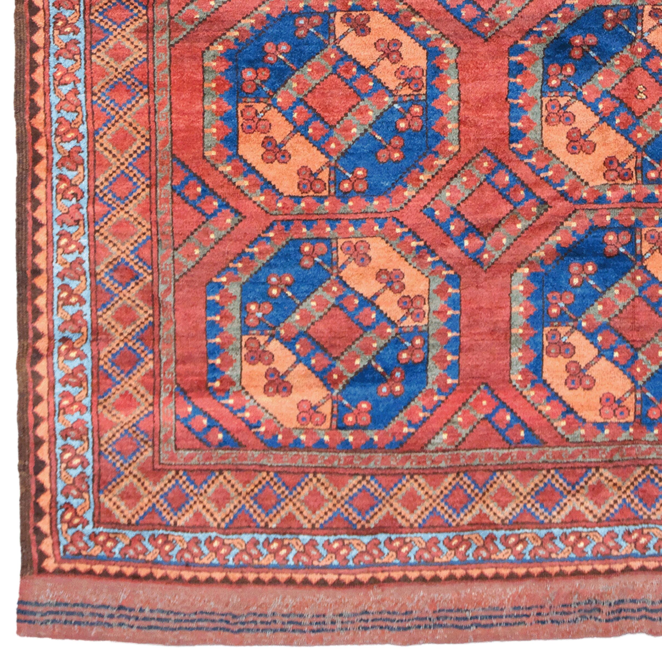 Ce tapis ancien est un tapis Ersari d'Asie centrale datant du 19e siècle. Le tapis est orné de couleurs riches et vibrantes et est décoré de motifs traditionnels Ersari. Des motifs géométriques et complexes attirent l'attention sur le tapis, où les