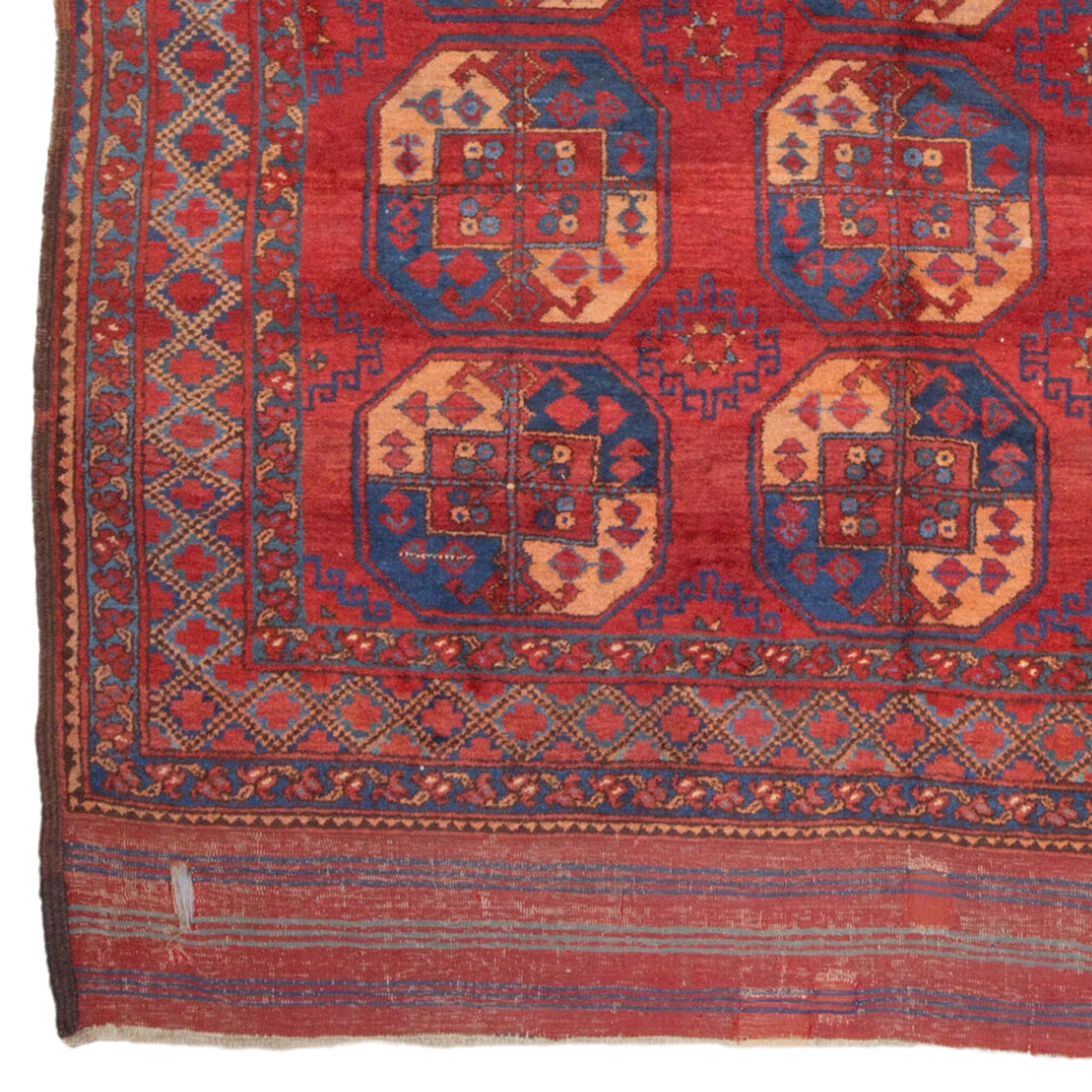 Turkmenischer Ersari-Hauptteppich aus dem 19.
Größe 225 x 280 cm (7,38 - 9,18 ft)

Es handelt sich um einen handgeknüpften Stammesteppich, der ausschließlich aus natürlichen Farbstoffen und handgewebter Wolle besteht. Dieser Teppich wurde im Rahmen