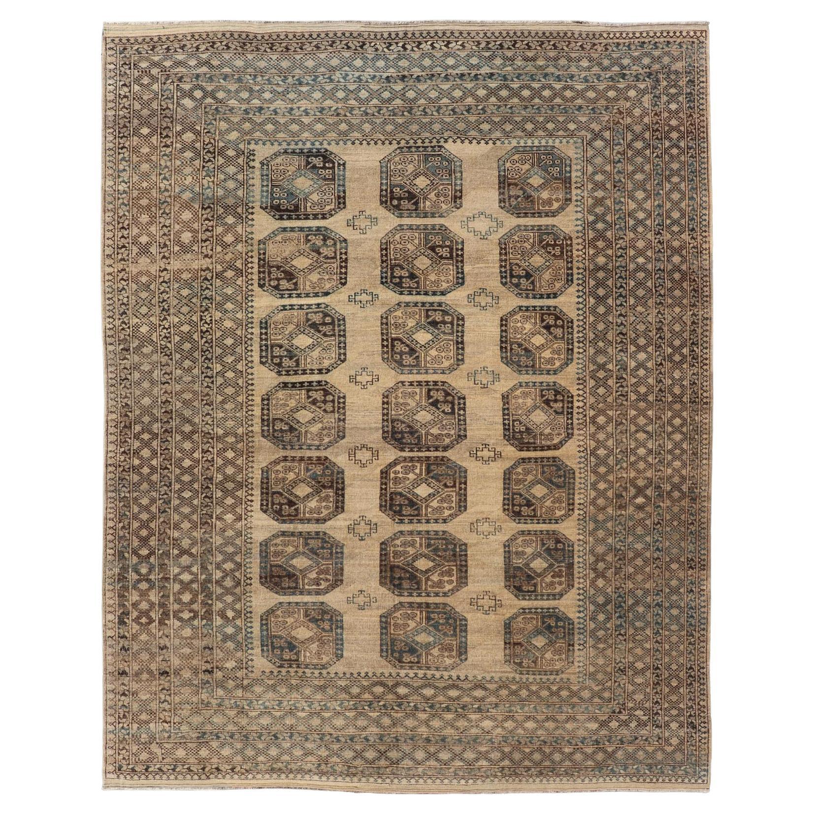 Antiker Ersari-Teppich Anspruchsvolle Medaillon-Muster in erdigen Tönen 8
7 x 11
10 im Angebot