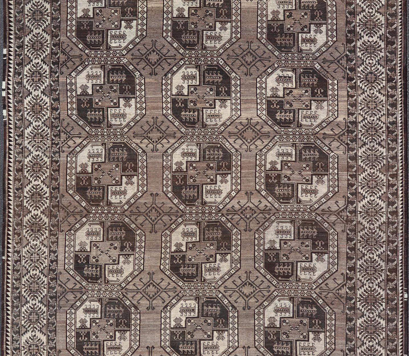 Antiker Ersari-Teppich mit traditionellen Gul-Motiven und subtilen Farben 10'9 x 18'3 im Angebot 2