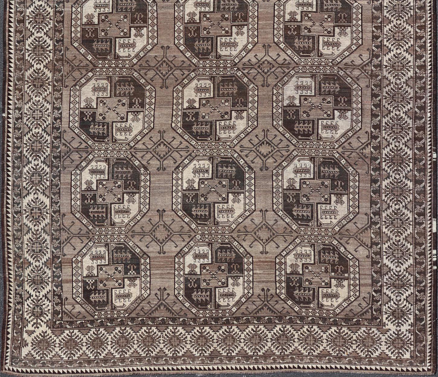 Antiker Ersari-Teppich mit traditionellen Gul-Motiven und subtilen Farben 10'9 x 18'3 im Angebot 3