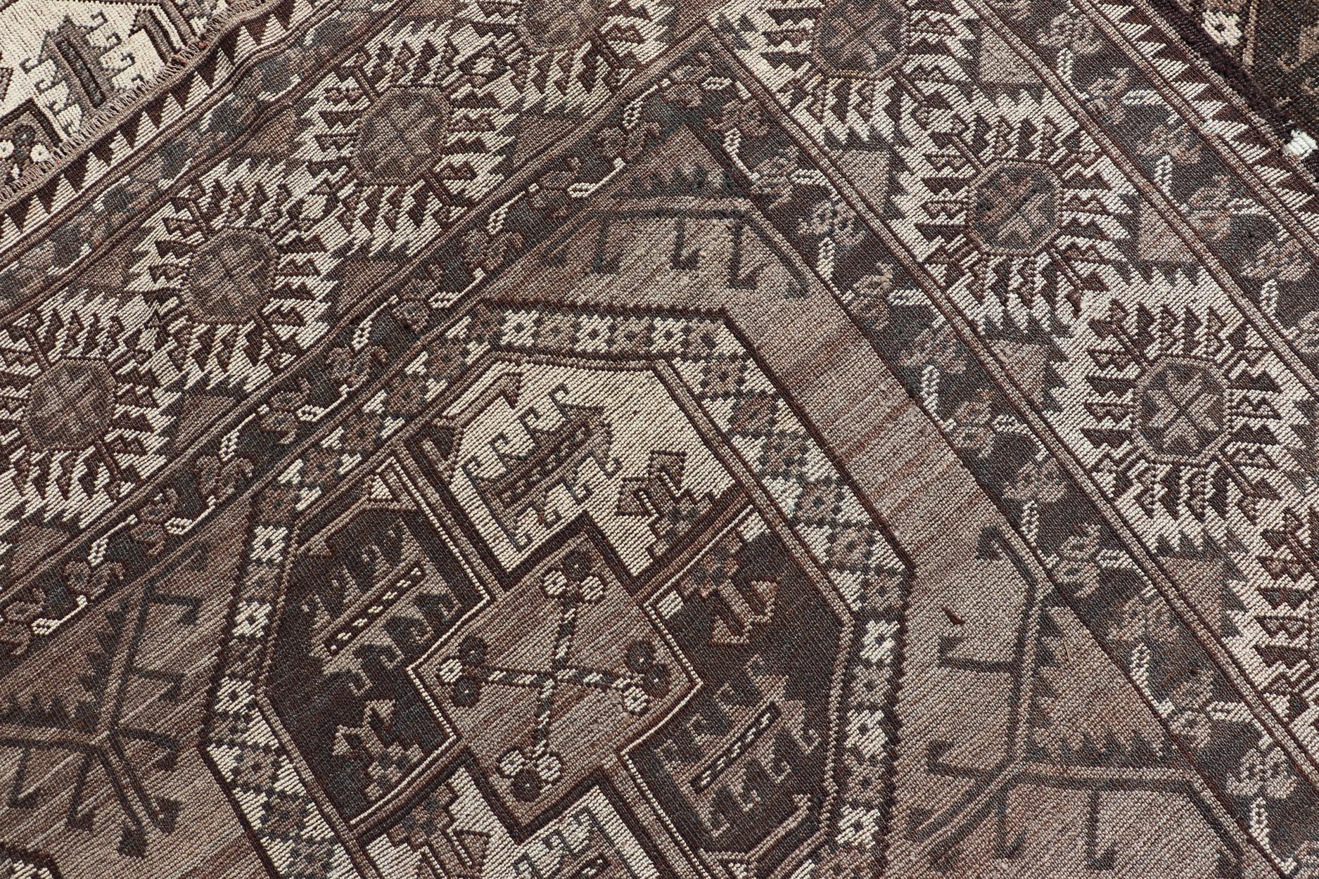 Antiker Ersari-Teppich mit traditionellen Gul-Motiven und subtilen Farben 10'9 x 18'3 im Angebot 4