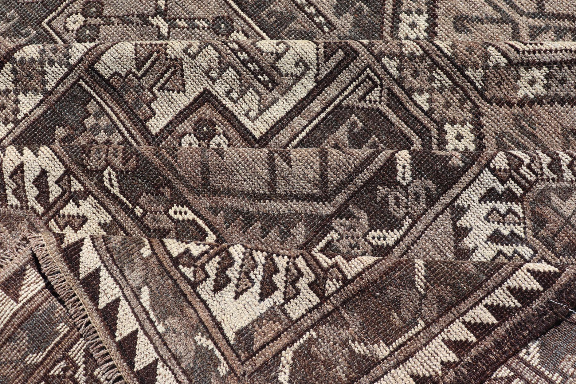 Antiker Ersari-Teppich mit traditionellen Gul-Motiven und subtilen Farben 10'9 x 18'3 im Angebot 5